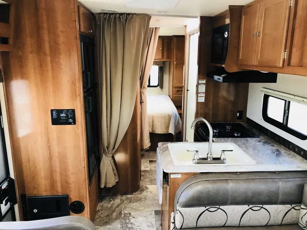 29FT-COACHMEN-LEPRECHAUN-NON-SLIDE-5-1024x768.jpeg