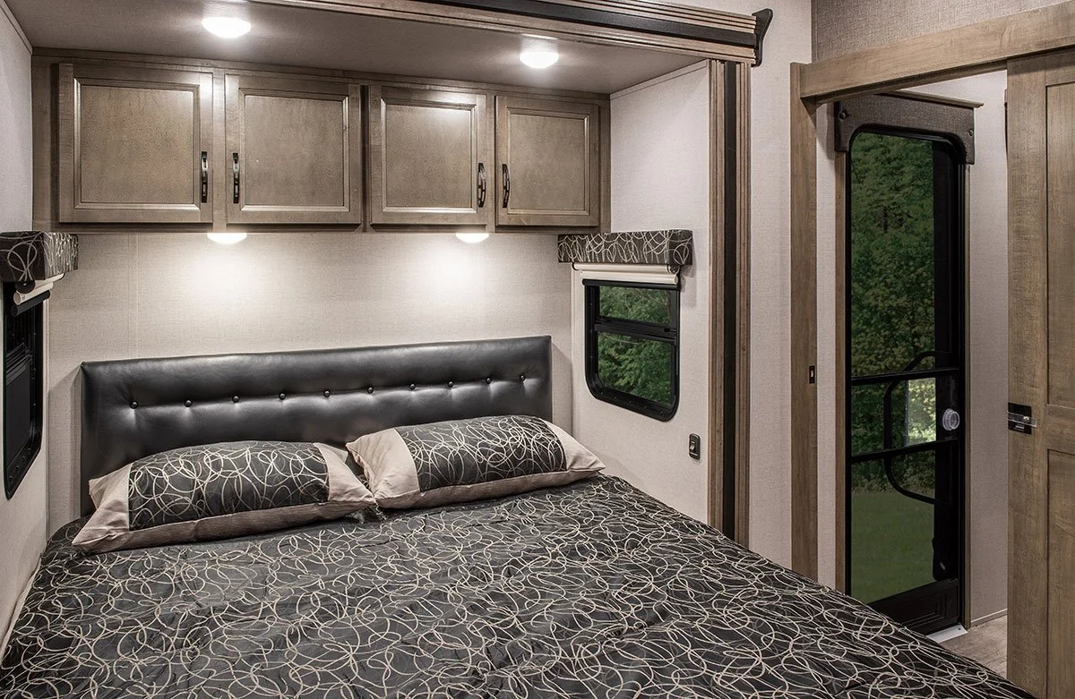 2018-KZ-RV-Durango-Gold-G380FLF-Fifth-Wheel-Bedroom.jpeg