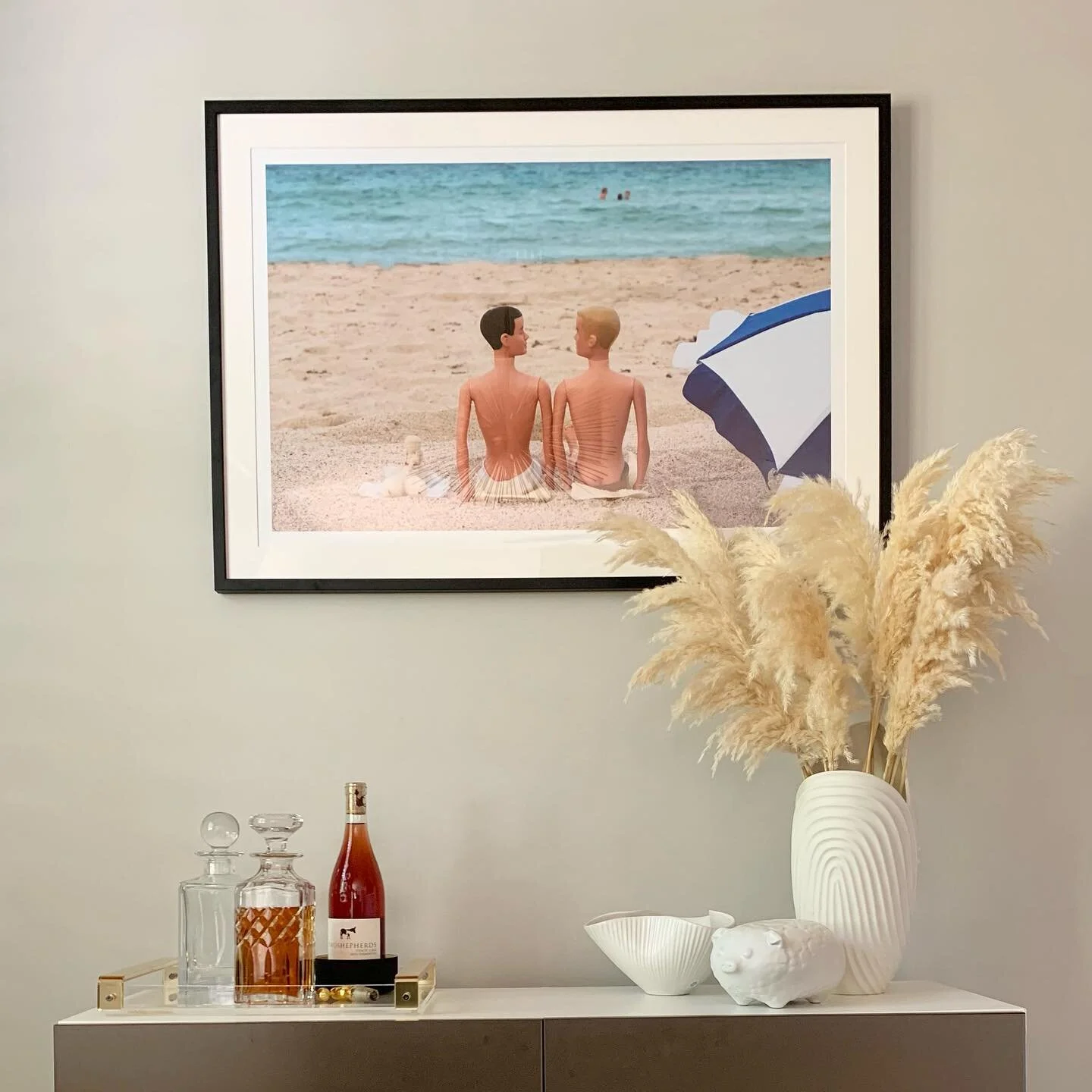 Yay! Fun new art arrived !! 🤗
.
.
.
#art #photography #vintage #vintageken #kenandfriends #kenandfriend #decor #interior #interiordesign #decorating #barstyle #decorator #gerryende #gerhardinteriors #davidparise #davidparisephoto #davidparisephotogr