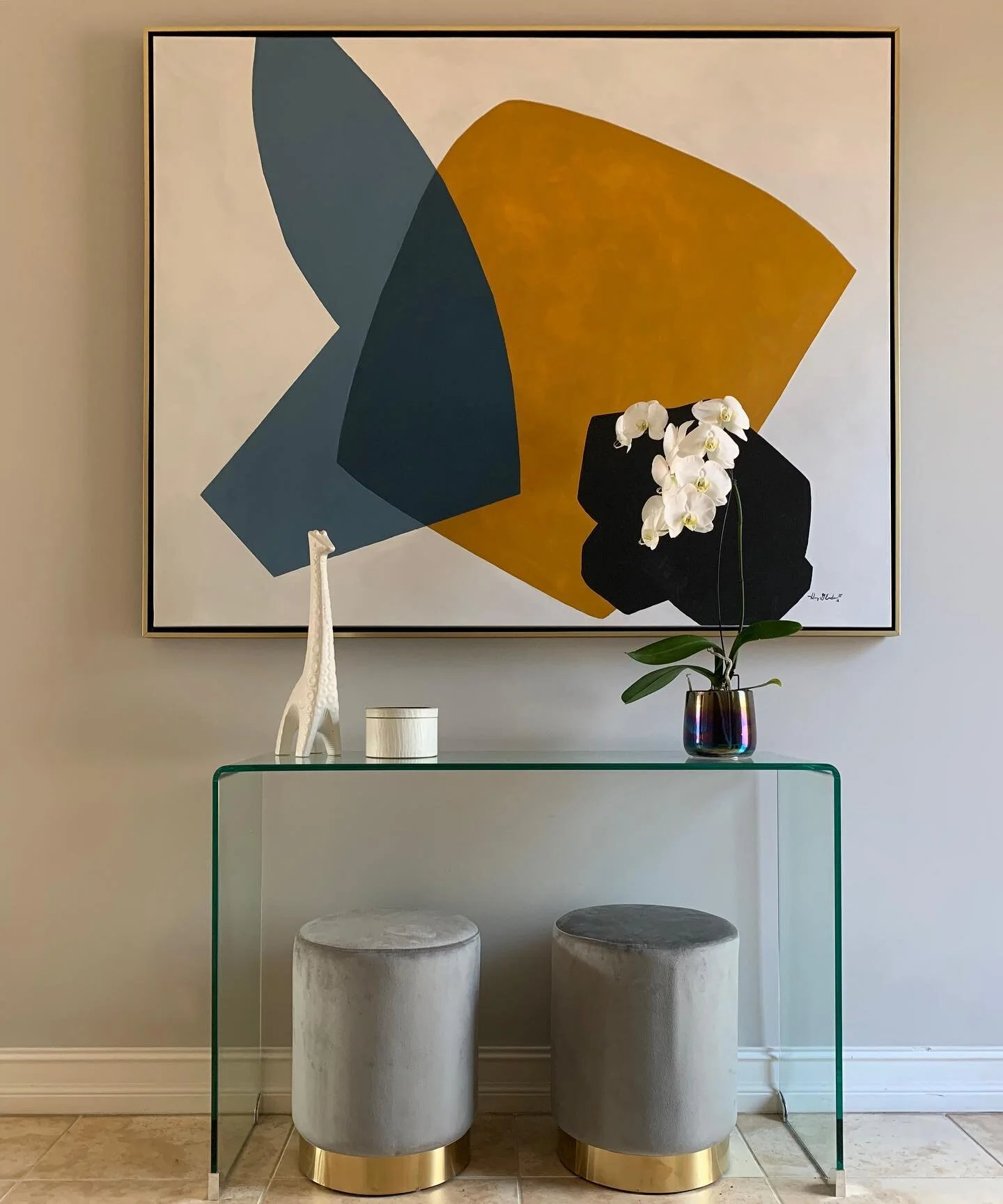 A little pop of color makes for a grand entrance!
.
.
.
#interiors #interiordesign #entry #entryway #modernart #color #gerryende #gerhardinteriors #jonathanadler #design #statement