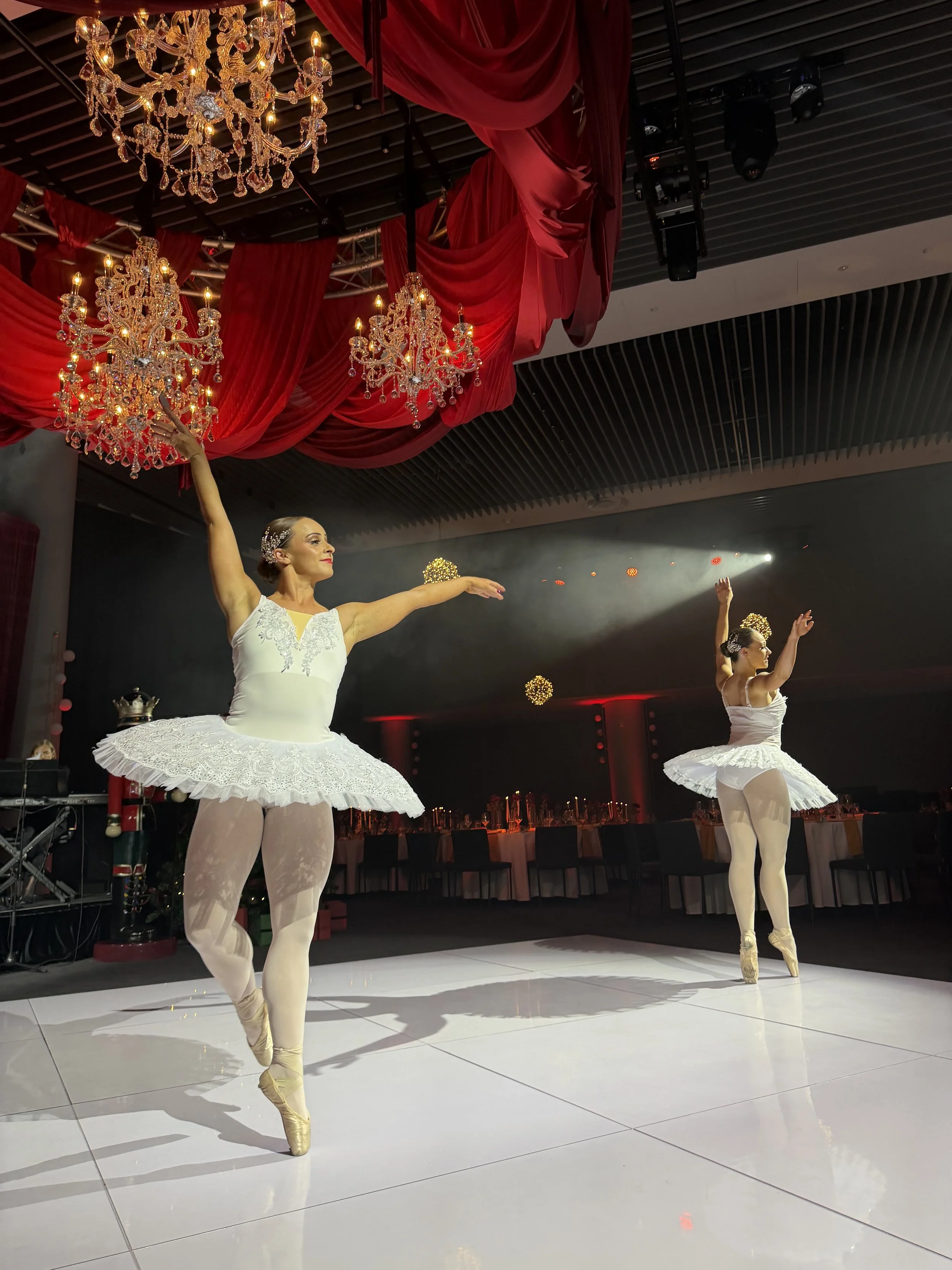 Ballet dancers en pointe Christmas function