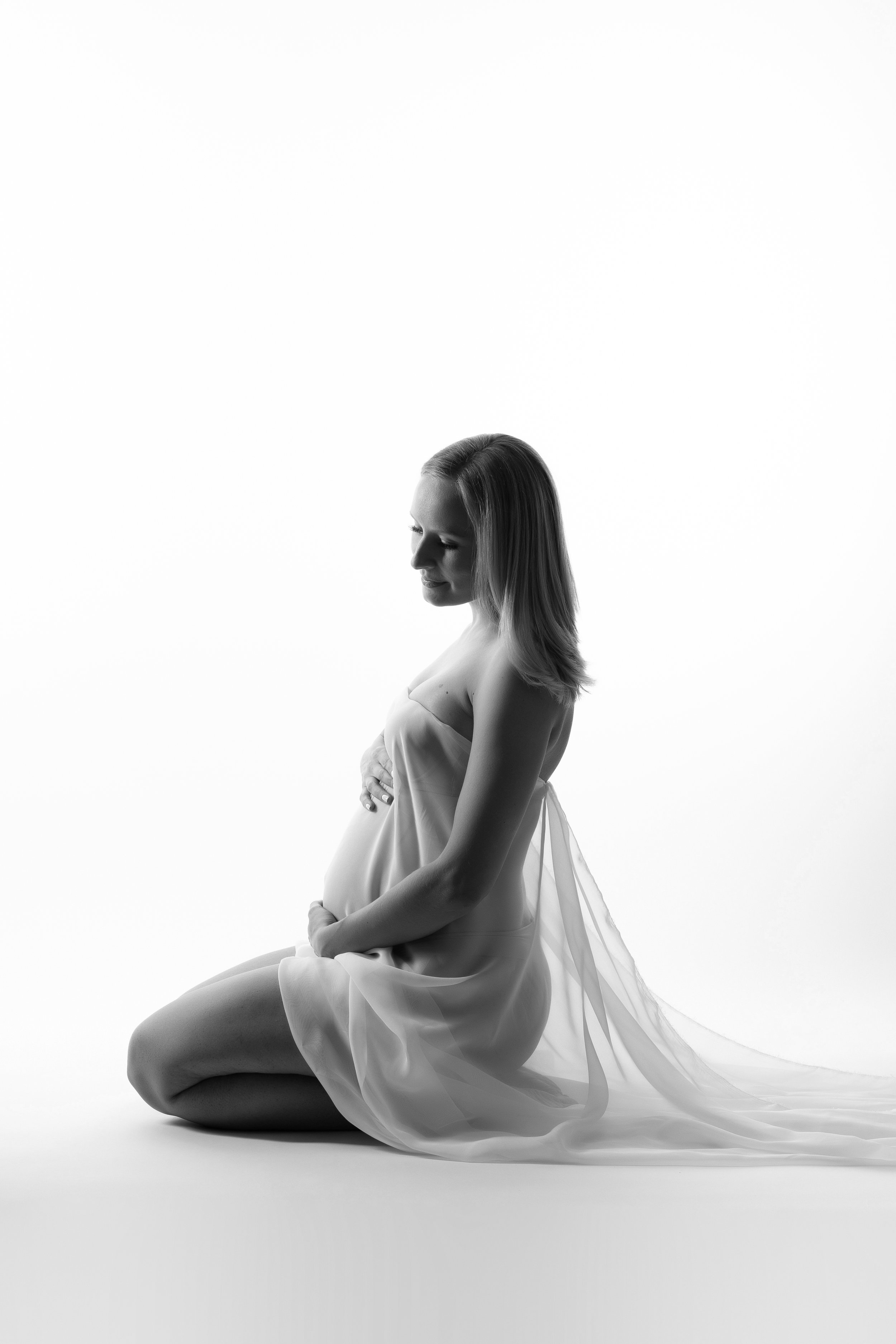 black and white silhouette maternity photo in new jersey studio