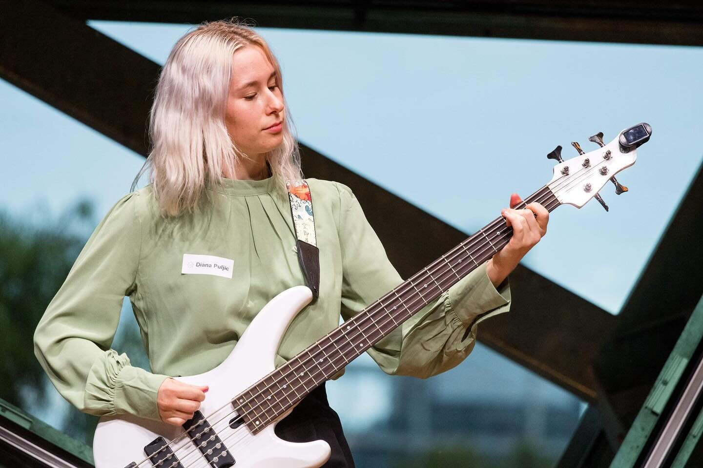 Scholarship recipient Diana put on a stunning performance at our Scholarship Award Ceremony last week, playing the bass guitar to over 400 people! 🎸⚡

Not only is she an exceptionally talented musician, Diana is a motivated high achiever who receive