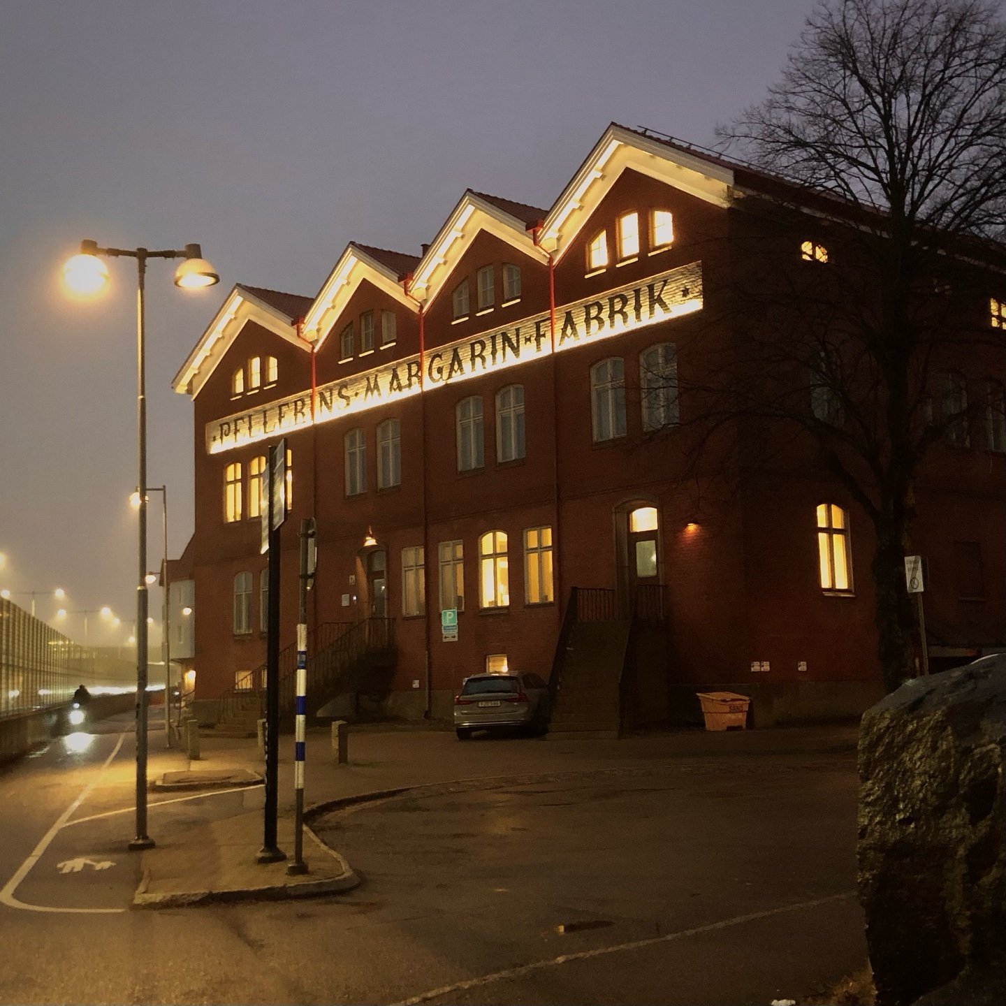 H&auml;r, i Pellerins margarinfabrik finns @customwood.se, G&ouml;teborgs coolaste snickeri. M&auml;ktigt att f&aring; kika in bakom kulisserna r&auml;tt in i produktionen. Beh&ouml;vde en genuin tr&auml;skiva till en produktfotografering n&auml;sta 