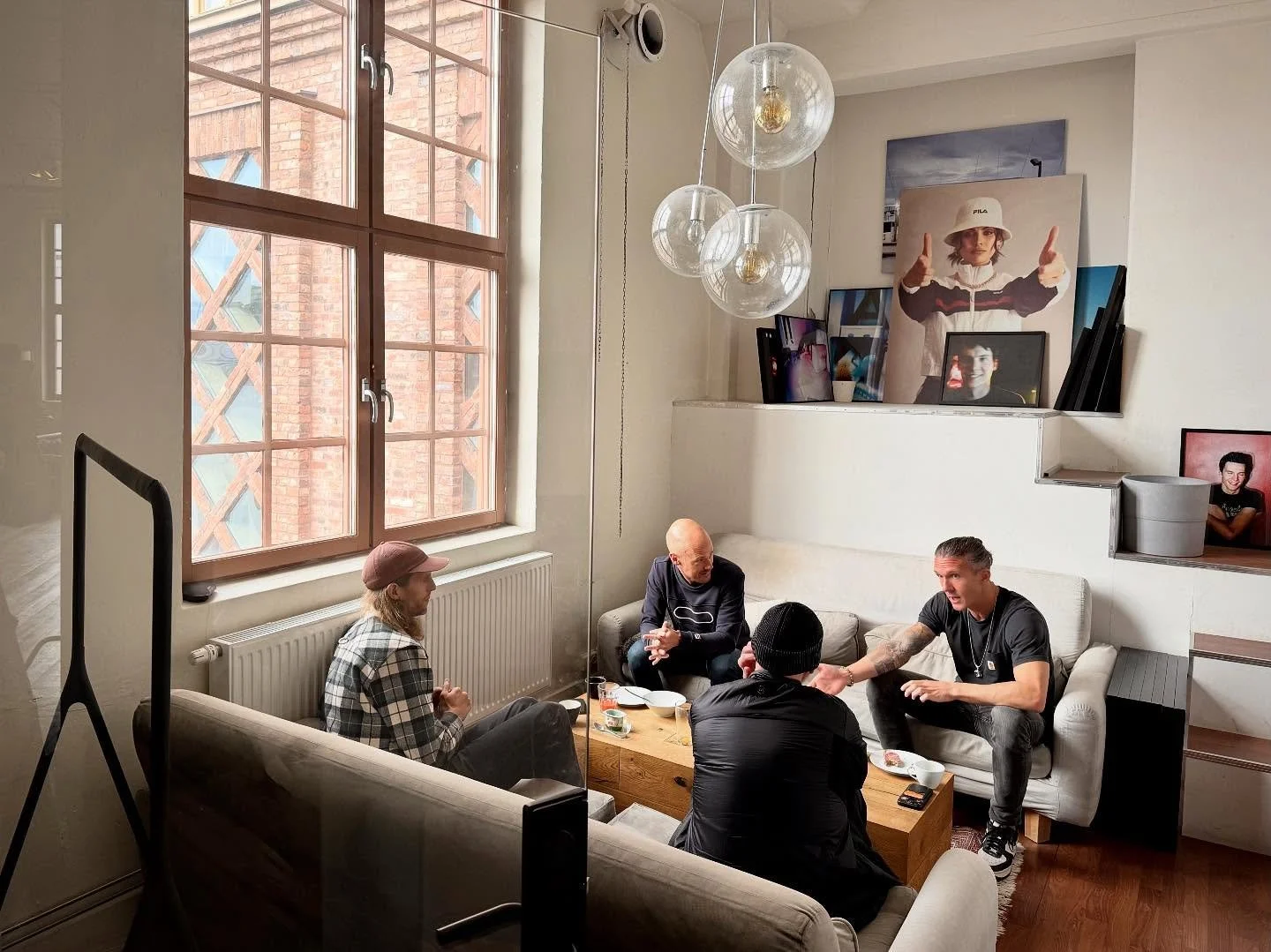 Skön start på dagen. Frukost med fotografkollegorna på fotostudion @hyrstudiogamlasnusfabriken som ligger ett stenkast från Centralstationen i Göteborg. Snack om brödbak, senaste trenderna inom fotografering och plane