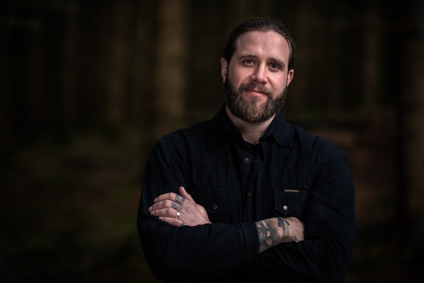 Portr&auml;tterad inne i Sk&aring;lldals djupaste skogar i V&auml;stra G&ouml;taland; Thommy Larsson, Bod i V&auml;st.

#fotograf #g&ouml;teborg ##f&ouml;retagsfotograf #f&ouml;retagsfotografering #portr&auml;tt #portr&auml;ttfotograf #portr&auml;ttf