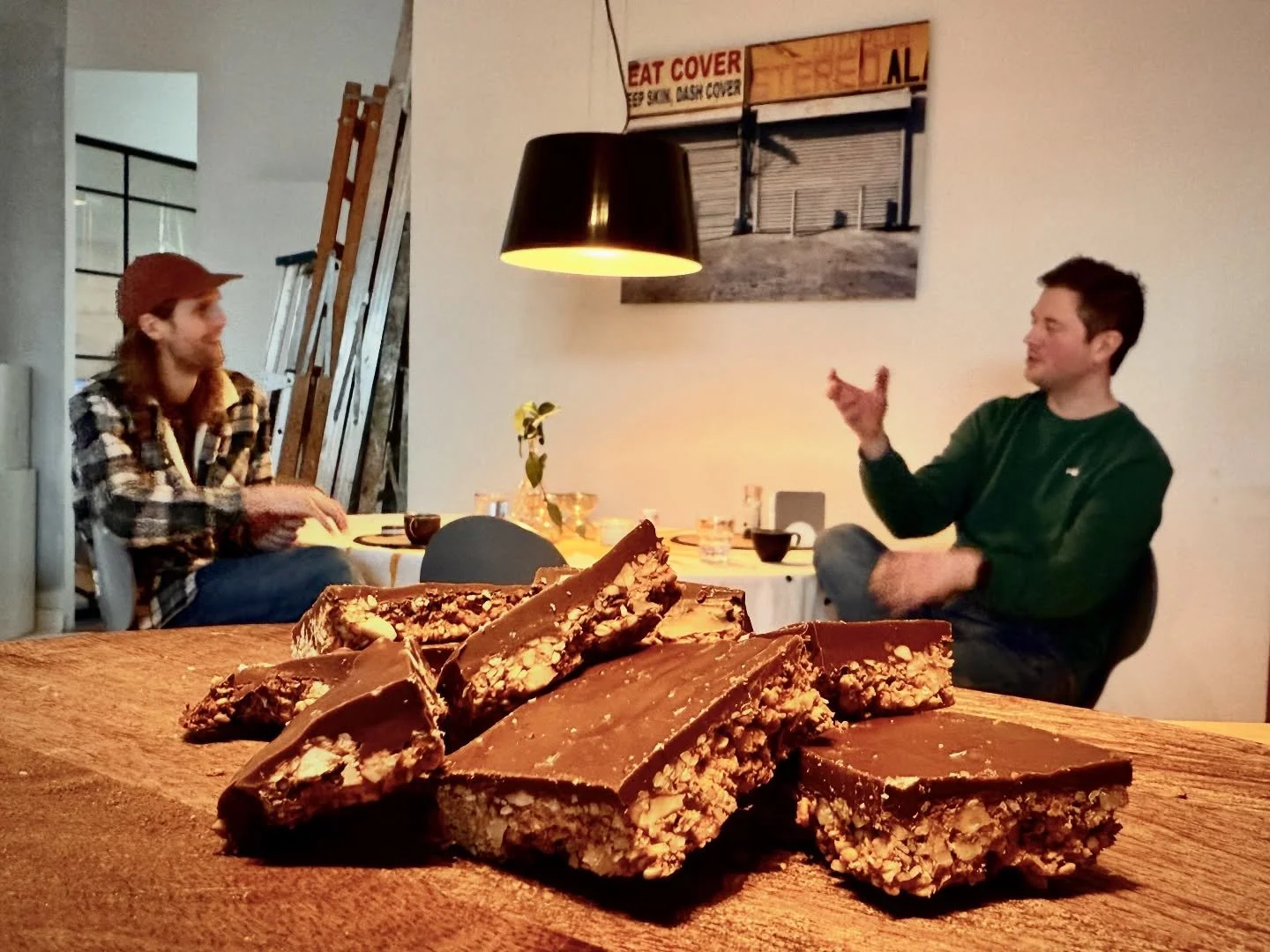 Ett bra s&auml;tt att locka fram fotografer ur deras redigerings-och packa-utrustning-tillst&aring;nd &auml;r fika! H&auml;r dom grymma sportjournalisterna p&aring; @bildbyran som laddar inf&ouml;r vinter-OS i Italien. Lycka till! 💪🏻

@mikaelgothag