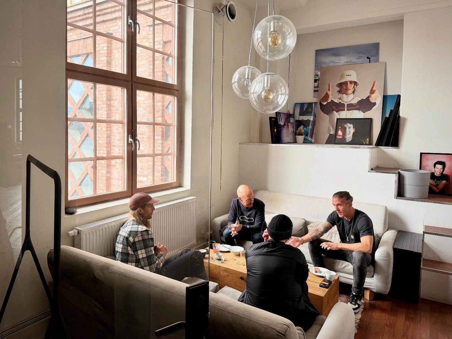 Sk&ouml;n start p&aring; dagen. Frukost med fotografkollegorna p&aring; fotostudion @hyrstudiogamlasnusfabriken som ligger ett stenkast fr&aring;n Centralstationen i G&ouml;teborg. Snack om br&ouml;dbak, senaste trenderna inom fotografering och plane