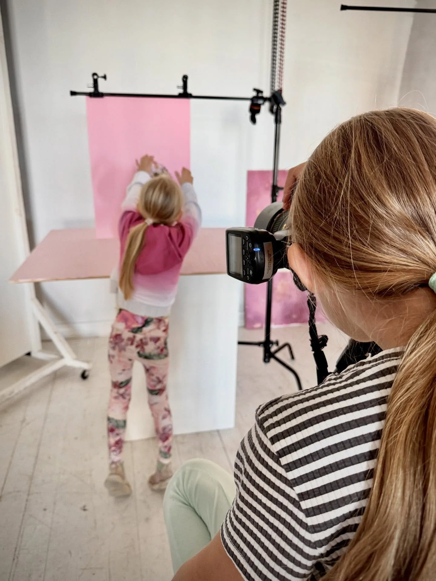 Unga fotografer p&aring; frammarsch! &Auml;r det studiedag s&aring; &auml;r det. @hyrstudiogamlasnusfabriken intagen av tv&aring; vetgiriga kreat&ouml;rer som med full m&aring;lmedvetenhet planerade och skapade varsitt stilleben som sedemera ska prin