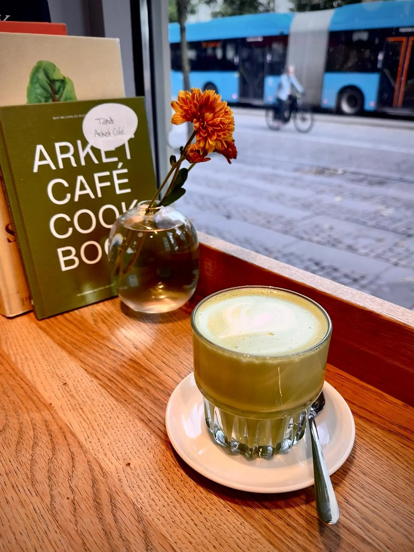 P&aring; favoritplatsen och smider planer. Den d&auml;r k&auml;nslan n&auml;r man blir lite starstruck. Den infinner sig alltid i m&ouml;tet med den fantasiska entrepren&ouml;ren Corina Akner bakom @vartsweden 

Ingen liten uppgift att f&aring; f&oum