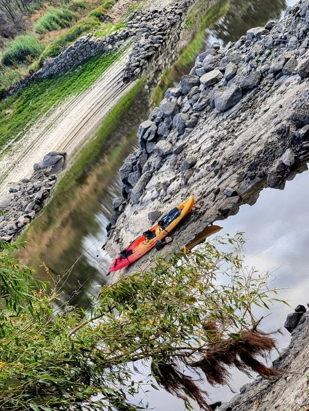 Welcome to Quinta da Lontra, autumn edition.
Summer may be over, but the magic is not!
It evolves and morphs into the new chapter, come and explore the beauty of nature in fall, cozy up to the heartwarming fireplace, marvel at the golden light, misty