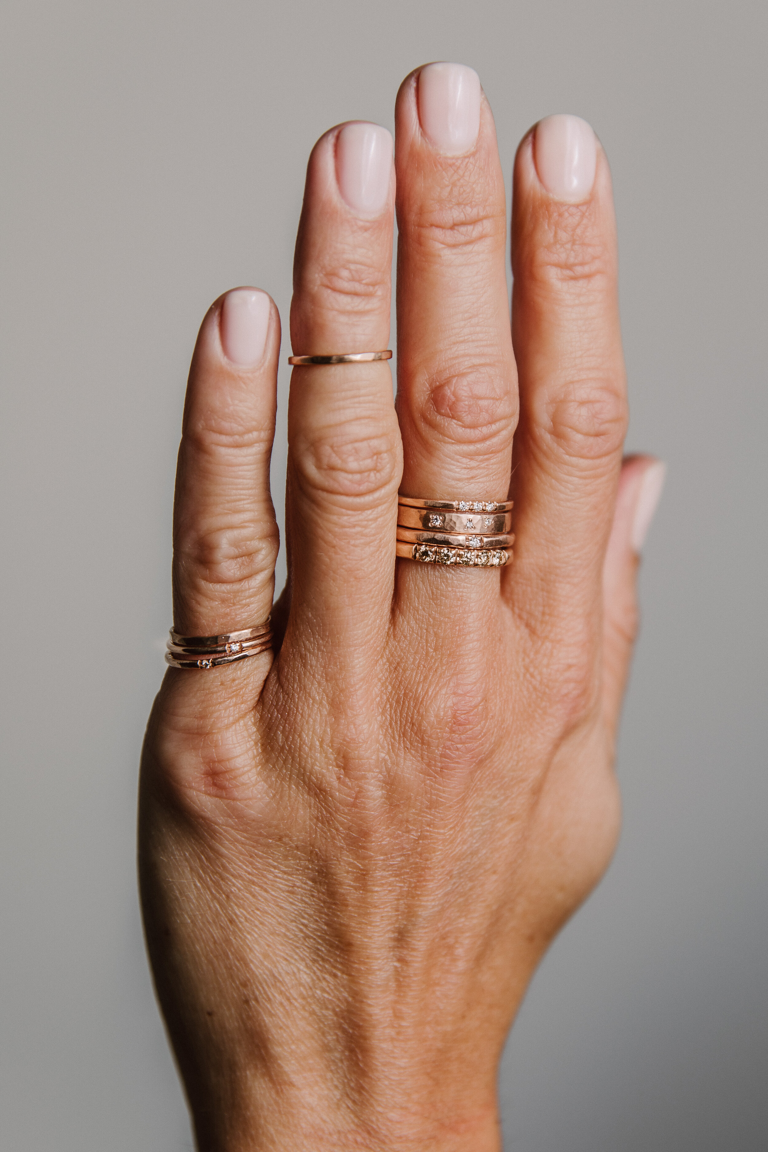 Hand mit Ringen, Größentipps, Goldschmied, Katie G. Jewellery