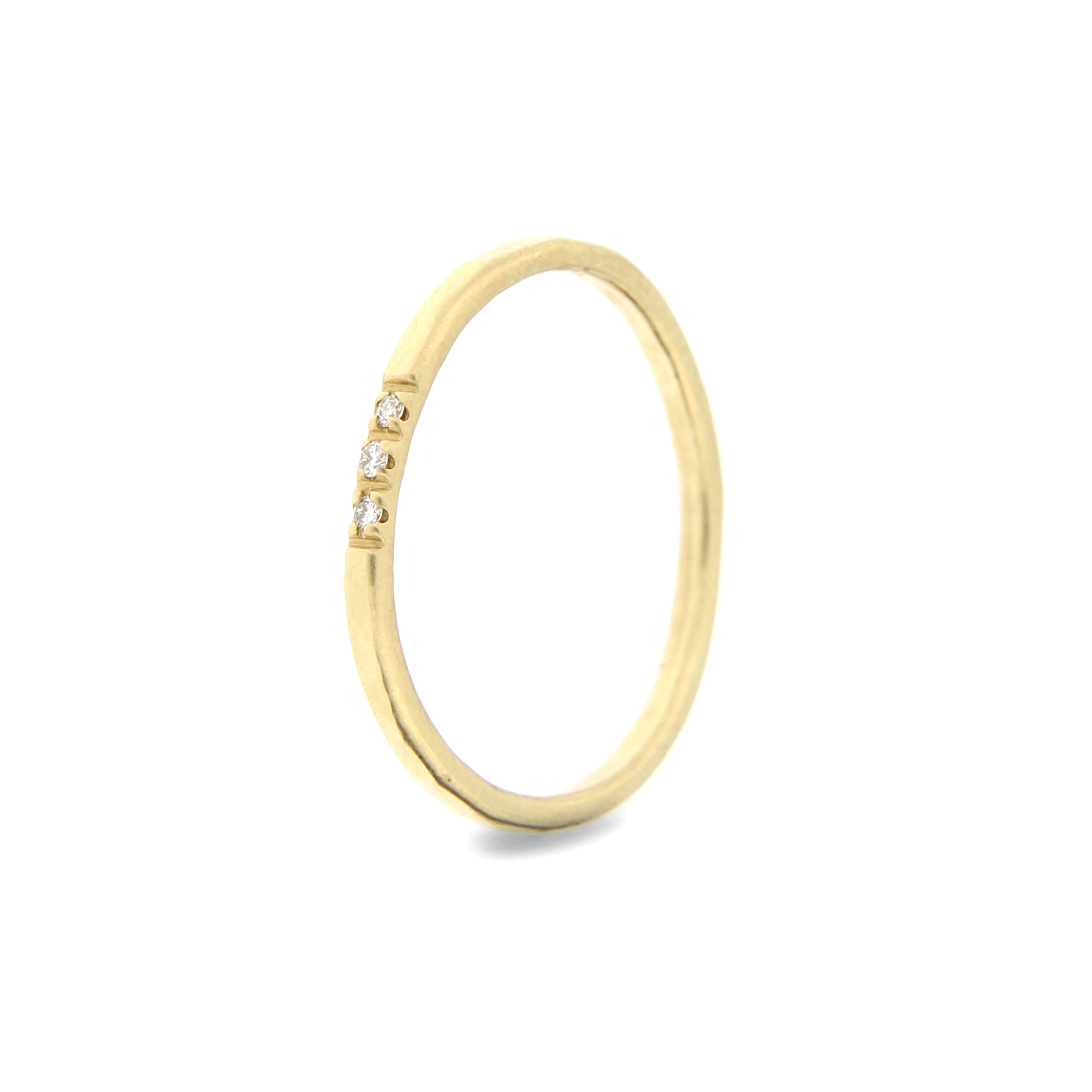 Hammered Ring 1,5 // 1 Diamond // SILVER — Katie g.