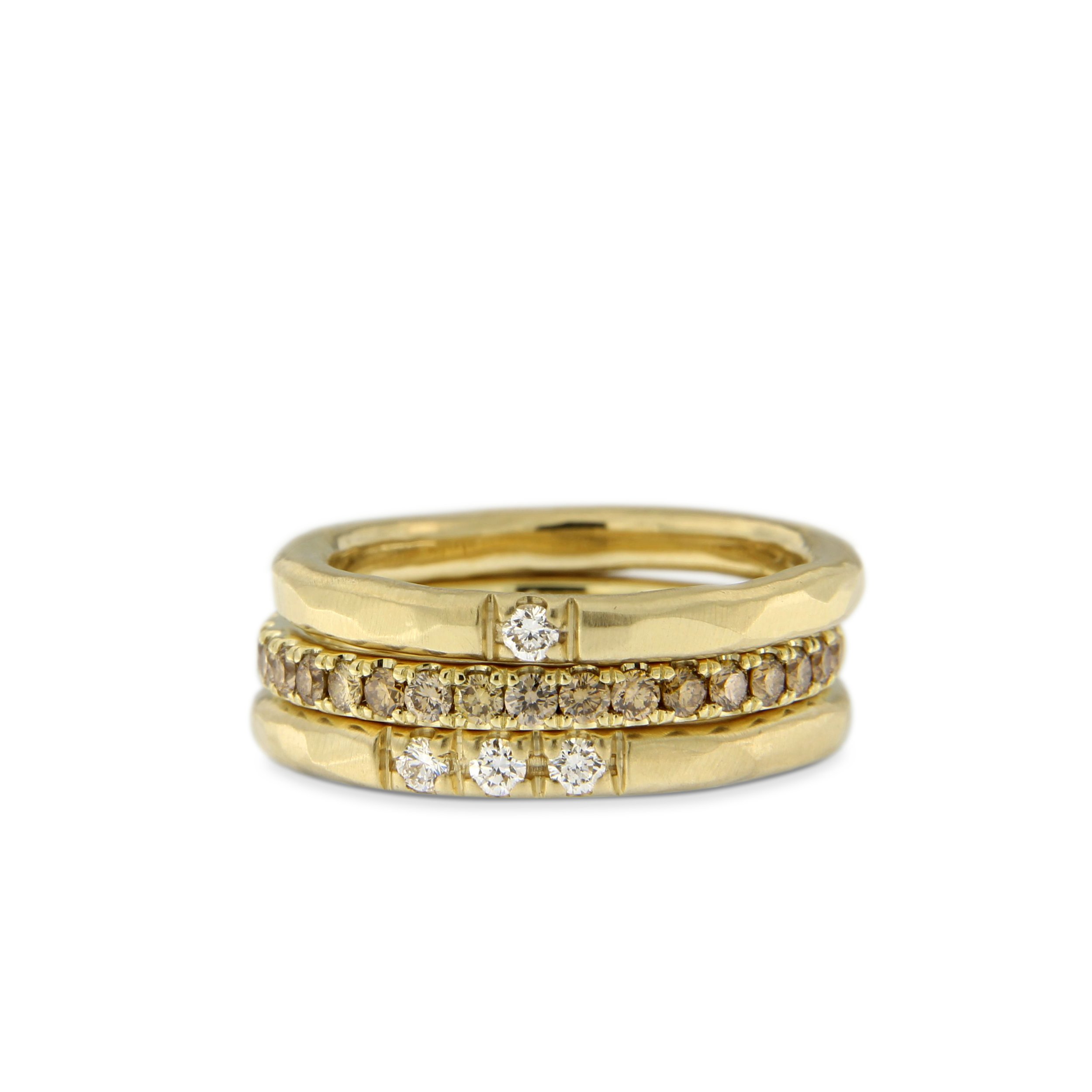 Stack aus gehämmerten Ringen mit weißen Brillanten und Memoir Ring mit braunen Brillanten - alles aus 14kt. Champagnergold.jpg