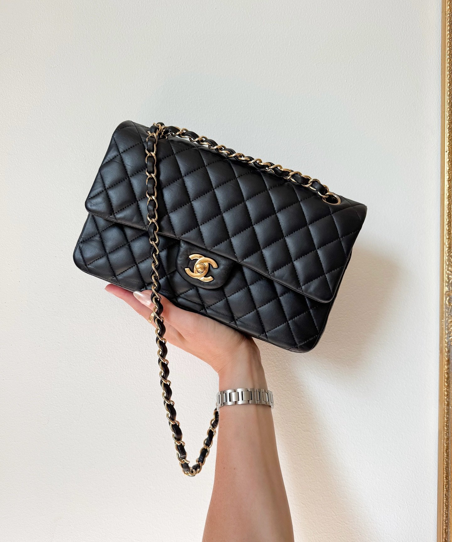 Myynniss&auml;!🖤
Klassikko Medium Double Flap Bag, Lambskin + GHW. 
(V&auml;rj&auml;tty!)
Hinta: 3900euroa