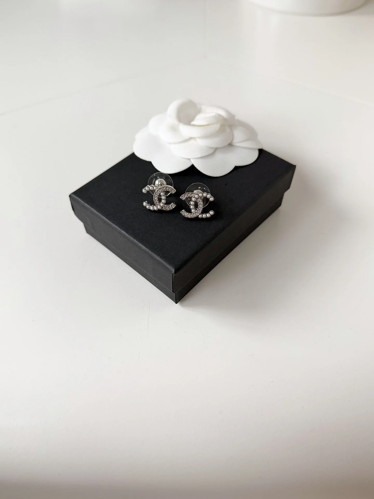 Myynniss&auml;!🤍
Upeat CC Earrings, Silver, Strass &amp; Pearls. 
Hinta: 550euroa