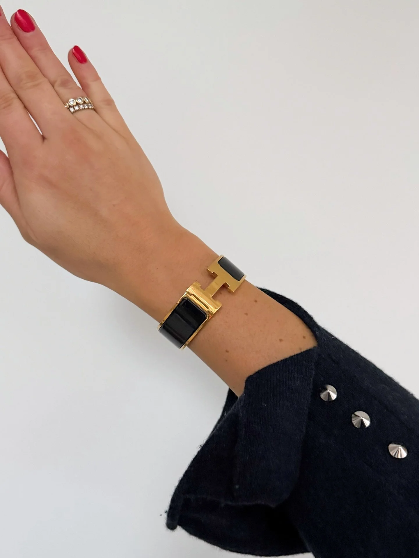 Myynniss&auml;!🖤
Upea H Clic Clac Bracelet, Black + Gold, PM.
Hinta: 480euroa