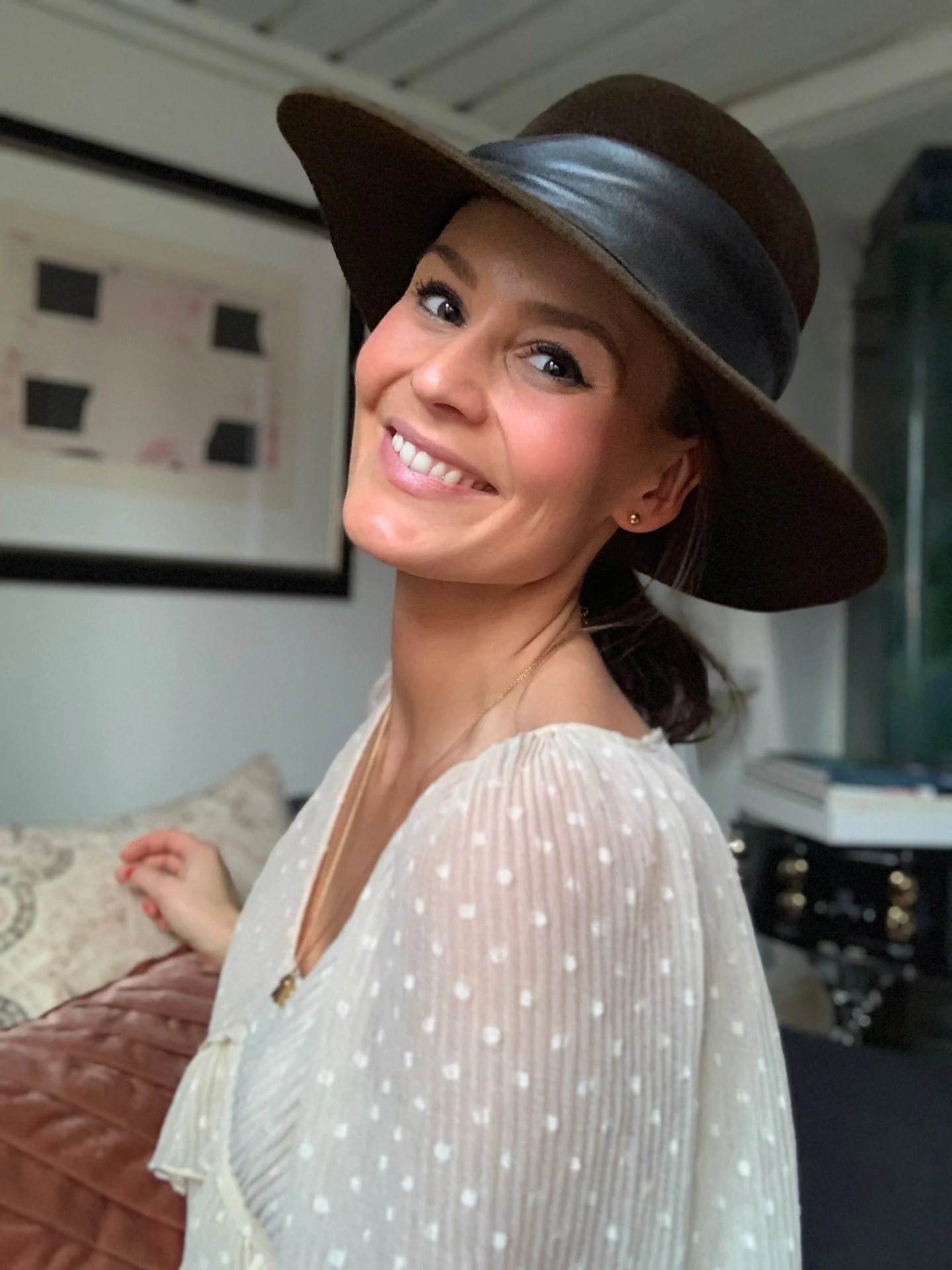 ROSADORA 6v!!!🥳🥂🩷🎂😍💛🌸
Mihin n&auml;m&auml; vuodet vain vierii! Joka vuotinen iloinen hattup&auml;&auml; postaus syntt&auml;reiden kunniaksi.
L&auml;het&auml;n leve&auml;n hymyn ja l&auml;mp&ouml;isen halin jokaiselle asiakkaalle, seuraajalle, 