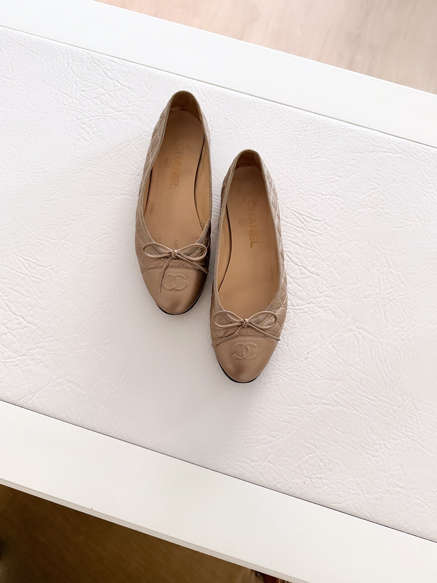 Myynniss&auml;!🤎
Klassiset Ballet Flats, Bronze Lambskin, 38.
Hinta: 450euroa