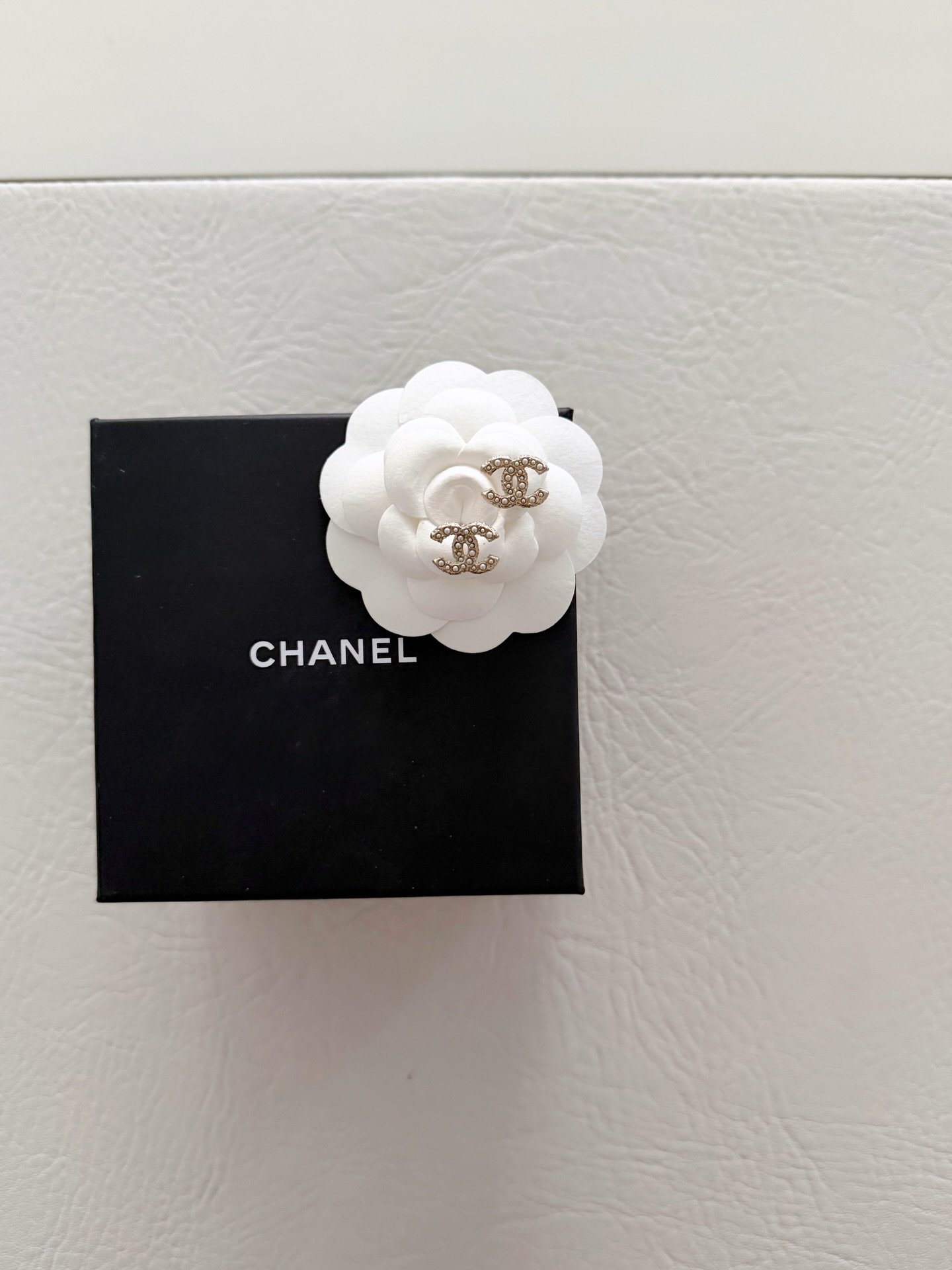 Myynniss&auml;!🤍
Upeat CC Earrings, Lightgold + Pearls.
Hinta: 490euroa