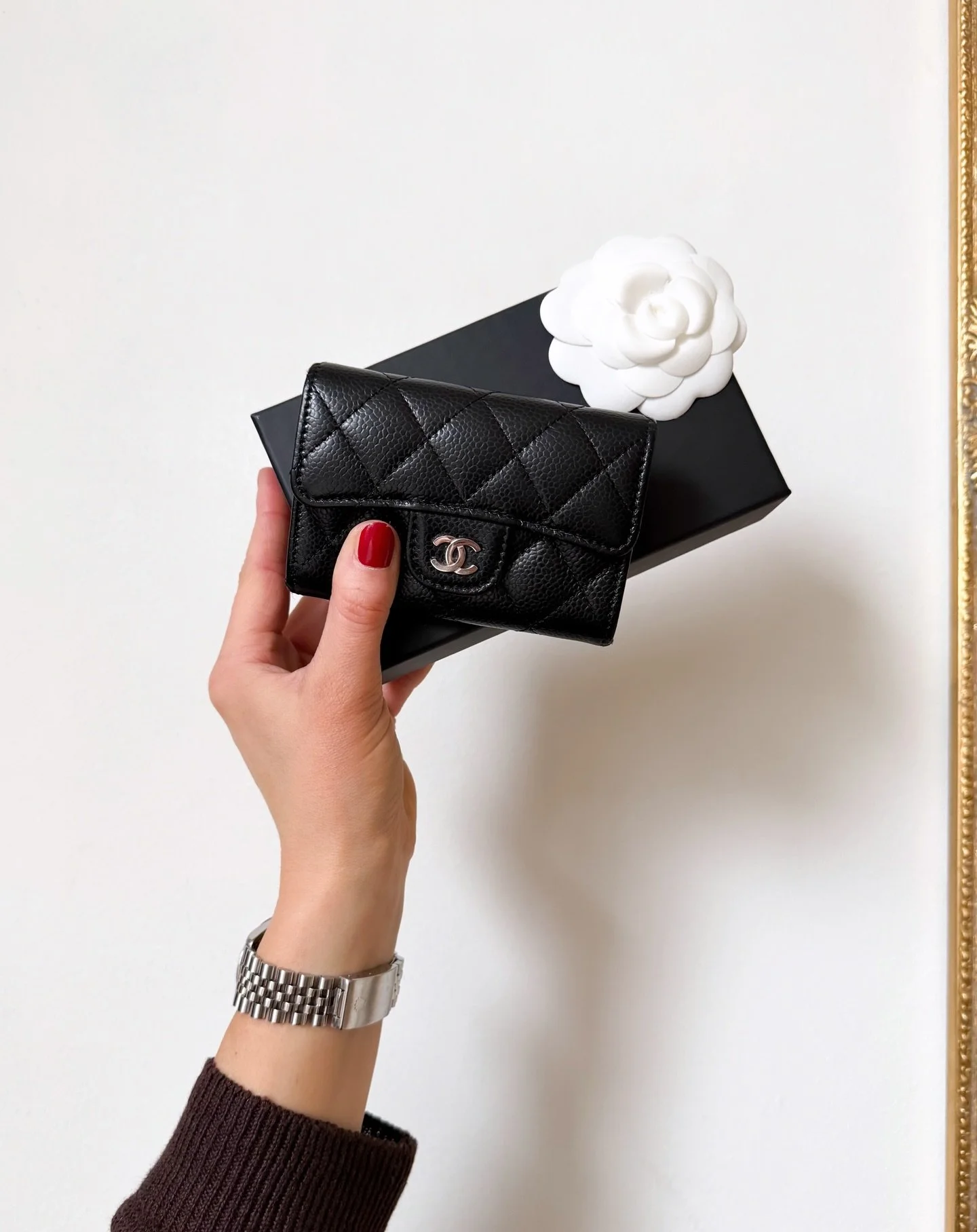 Myynniss&auml;!🖤
Uudenveroinen CC Flap Card Wallet, Caviar + SHW.
Hinta: 590euroa