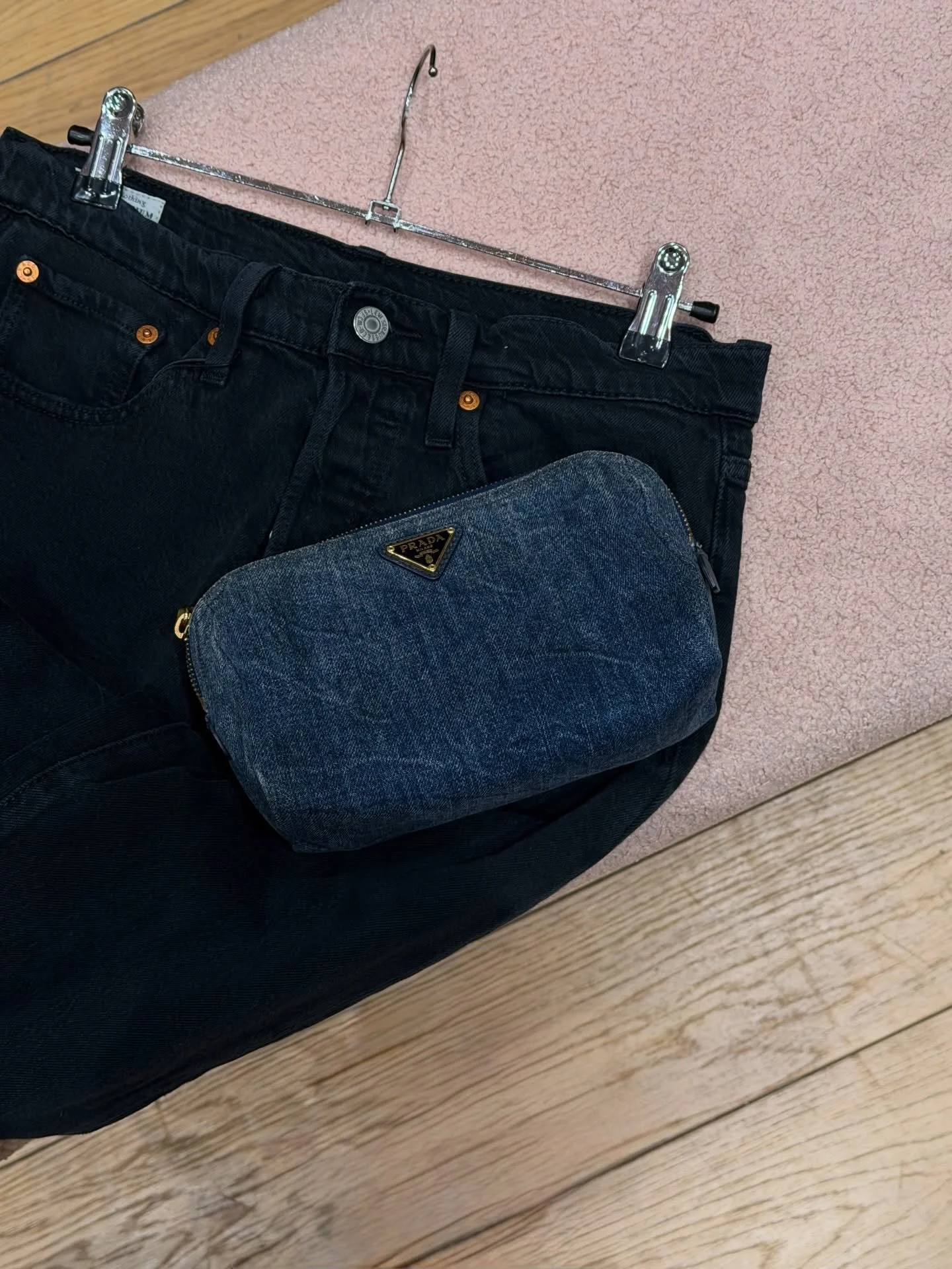 Myynniss&auml;!💙
Upea Prada Denim Pouch.
Hinta: 320euroa