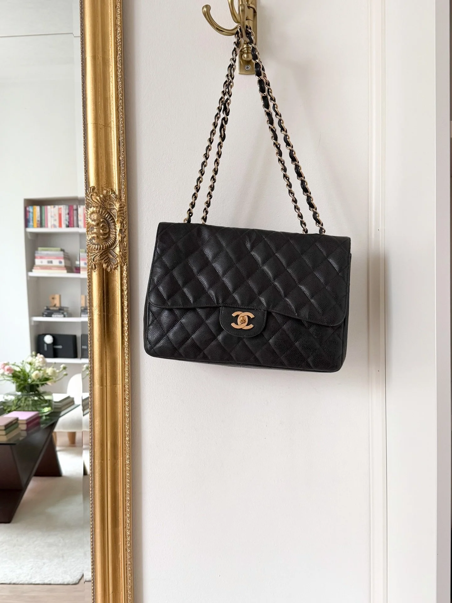 Myynniss&auml;!🖤
Paljon rakastettu Jumbo Single Flap Bag, Black Caviar + 24k GHW.
Hinta: 3400euroa