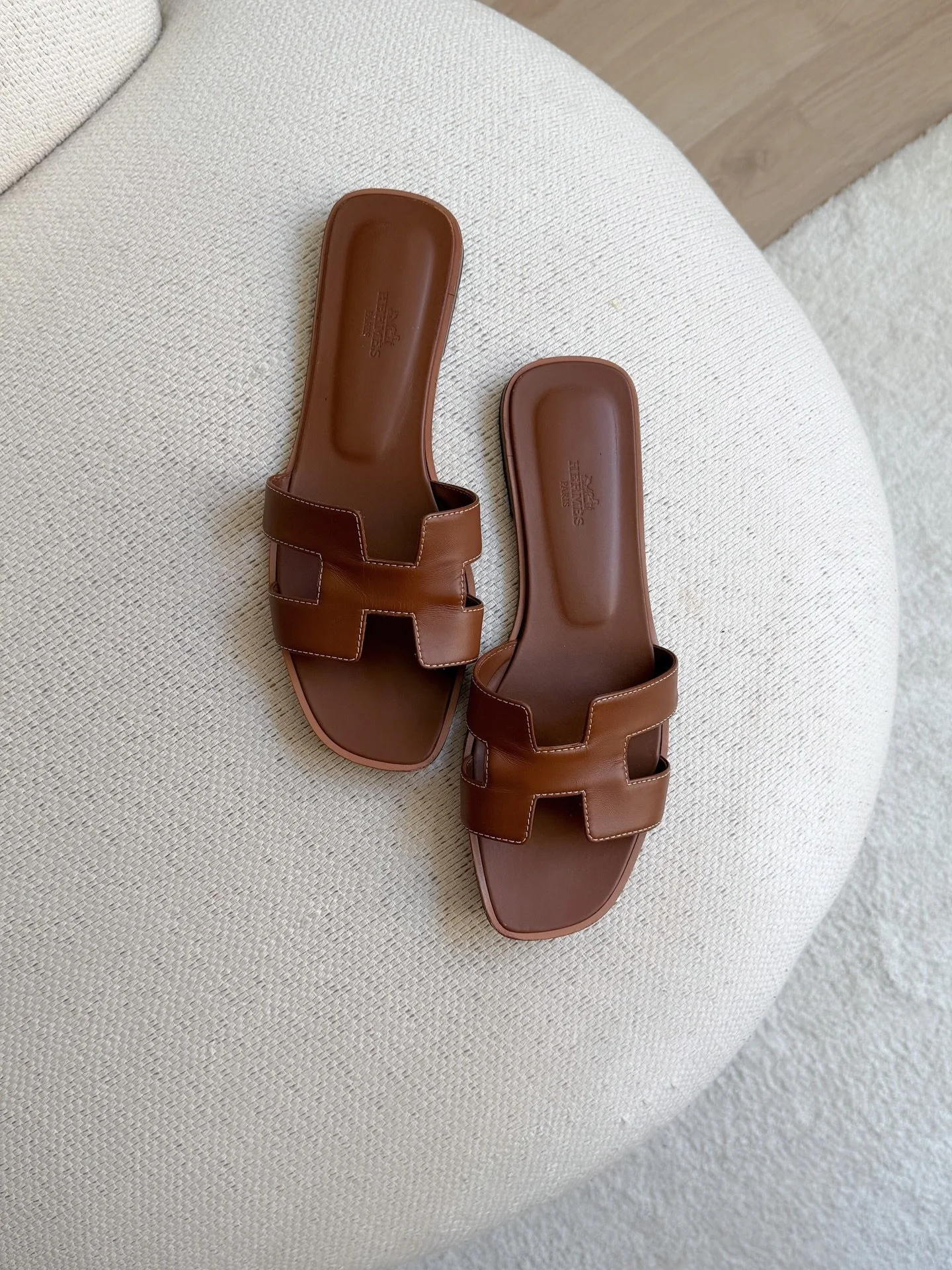 Myynniss&auml;!🤎
Upeat Herm&egrave;s Oran Sandals, 40,5.
Hinta: 420euroa