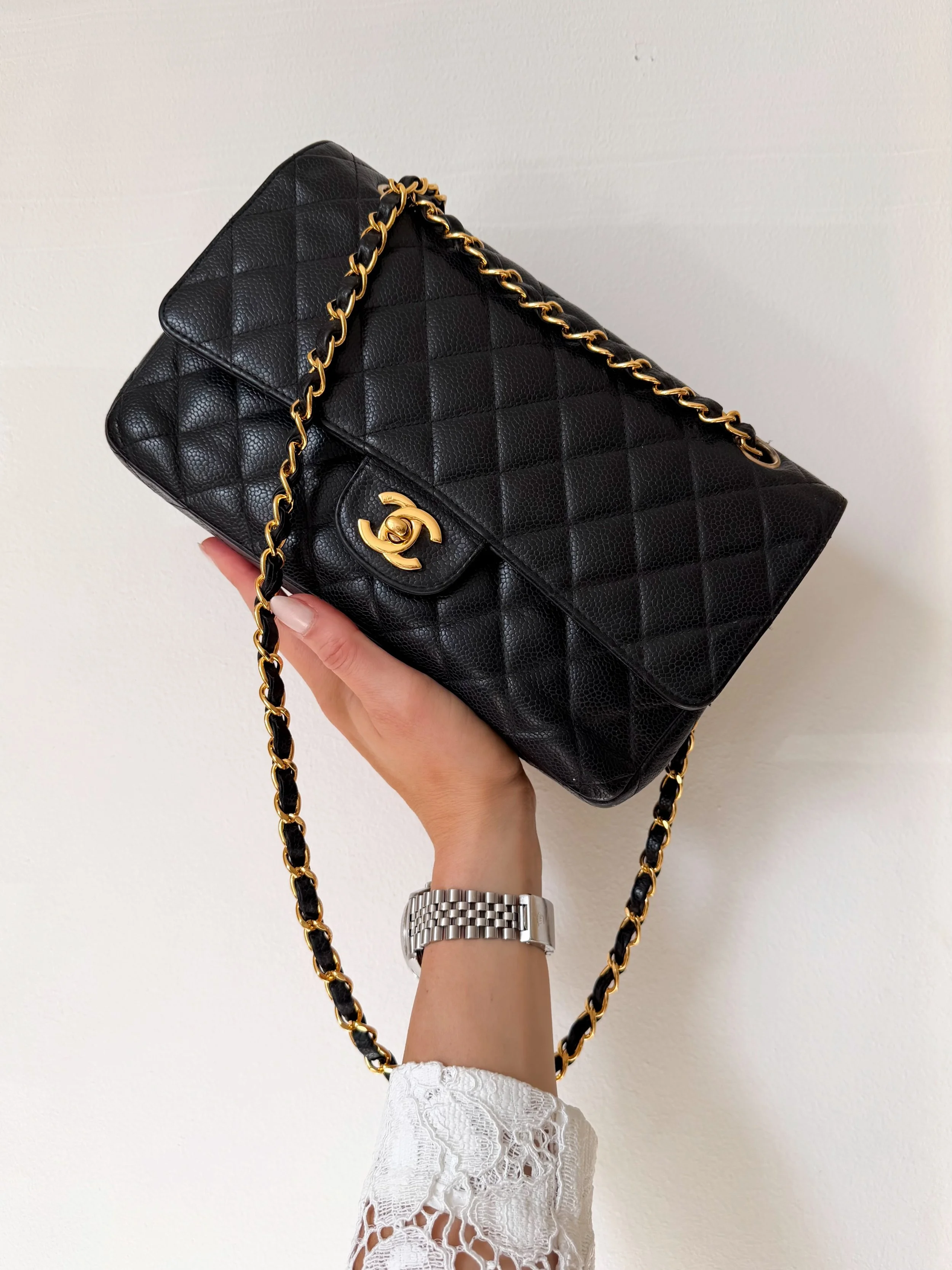Myynniss&auml;!🖤
Upea paljon rakastettu Medium Double Flap Bag, Black Caviar + 24k GHW.
Hinta: 5200euroa