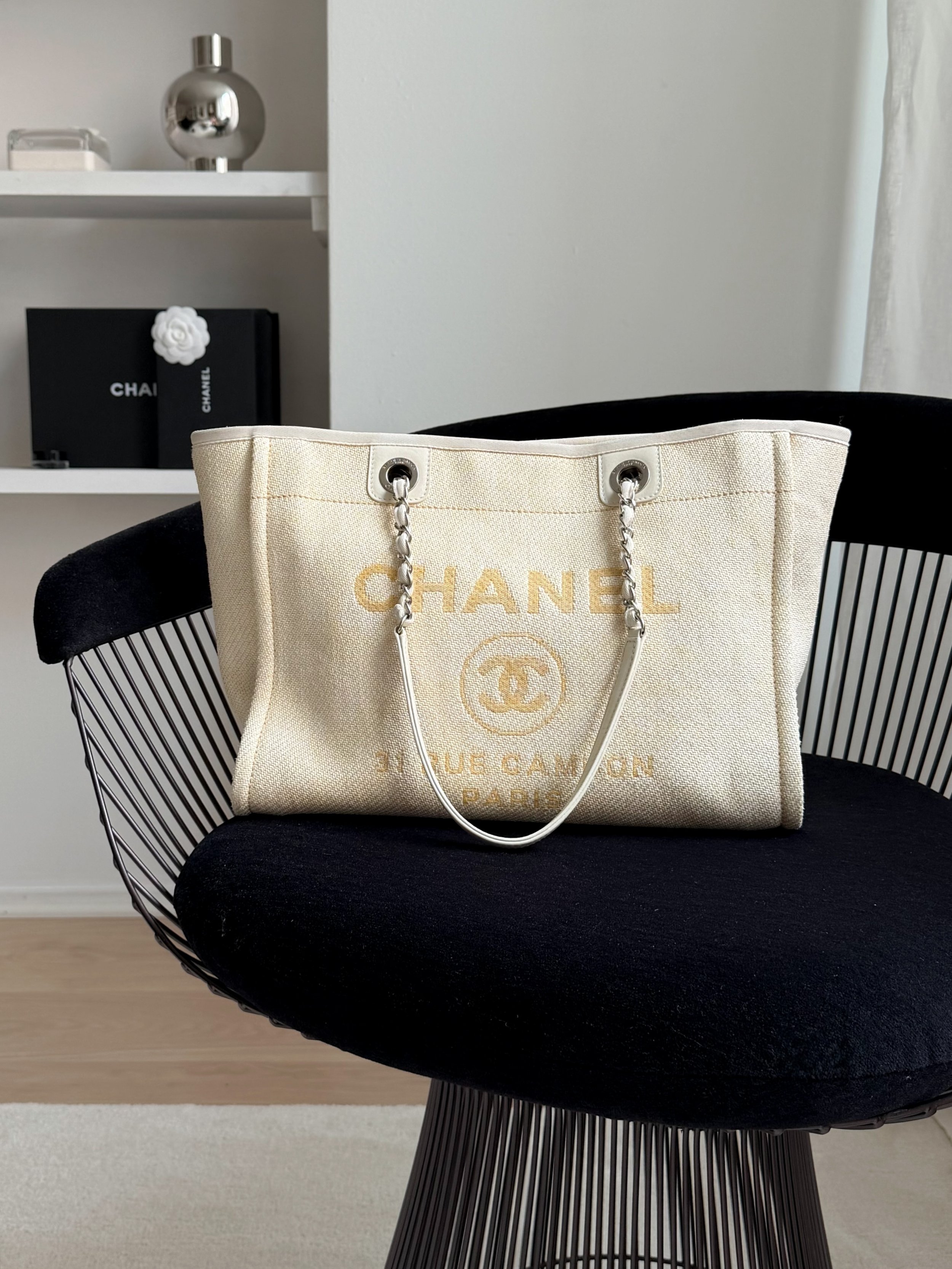 Myynniss&auml;!🤍
Upea Chanel Deauville Tote Bag, Cream/Yellow + SHW.
Hinta: 1700euroa