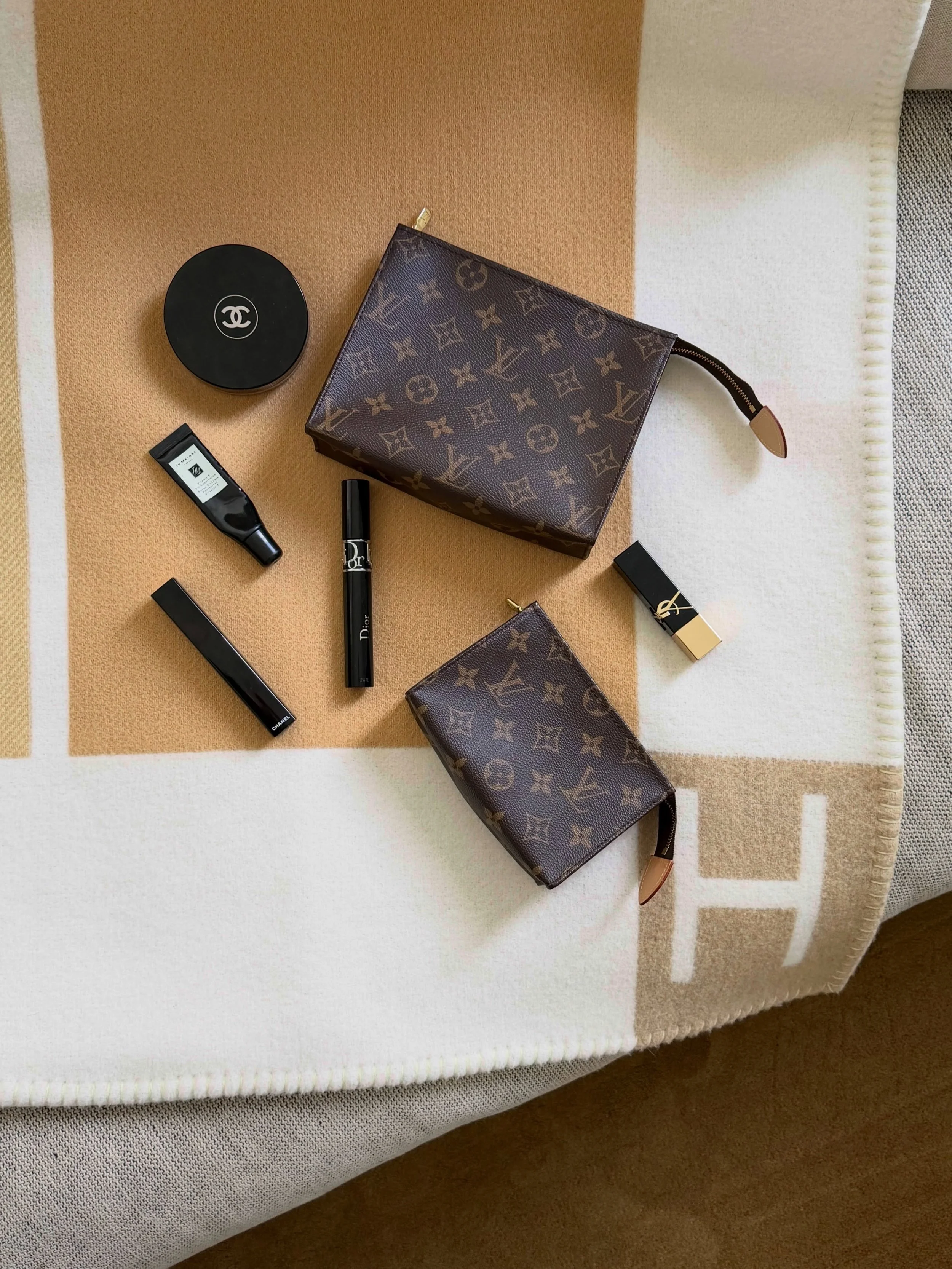 Myynniss&auml;!🤎
Uudet LV Toiletry Pouch 19 &amp; 15, Monogram.
Hinnat: 390 &amp; 350euroa