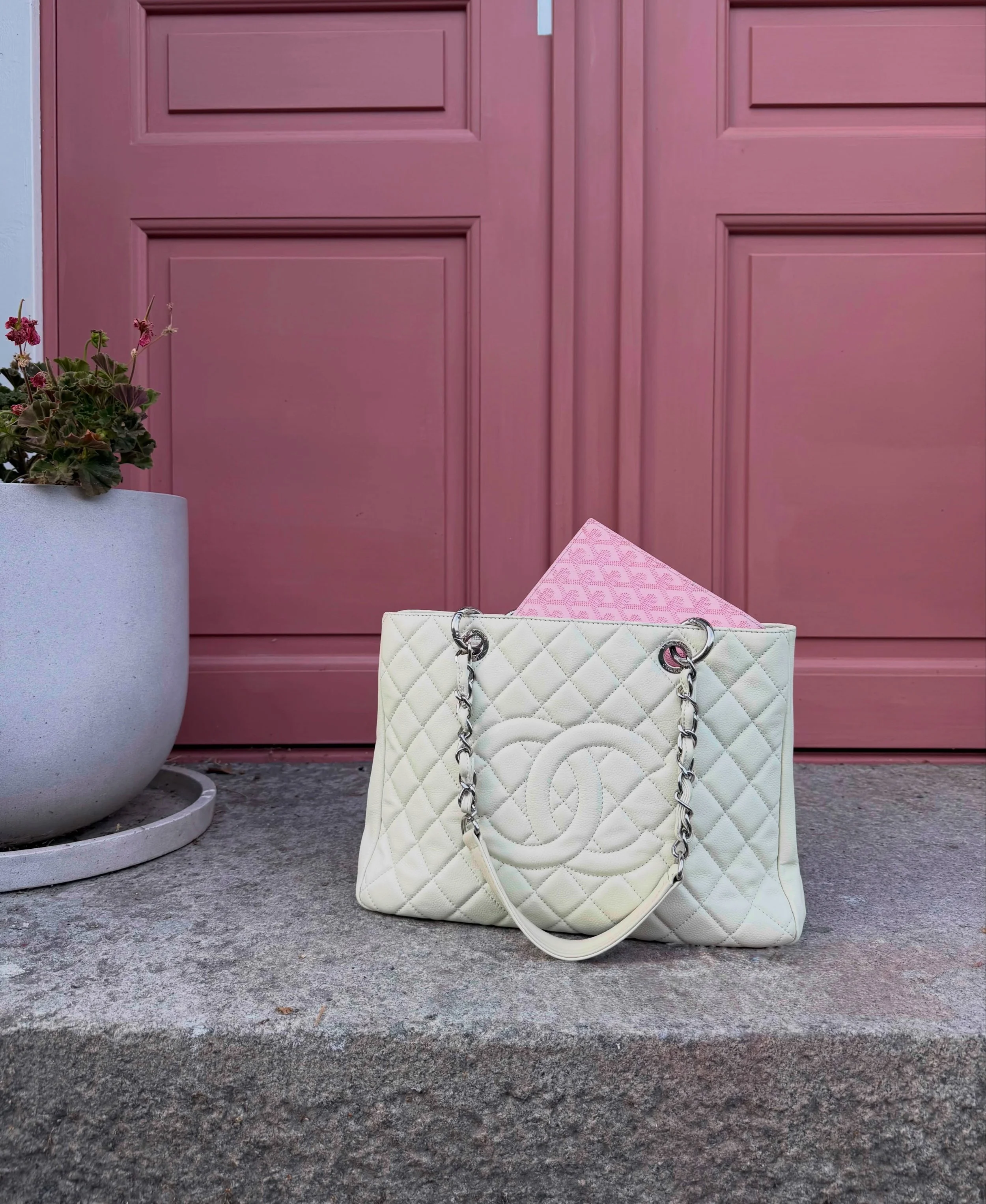 Myynniss&auml;!🤍
Upea Chanel GST Tote Bag, White Caviar + SHW.
Hinta: 2000euroa