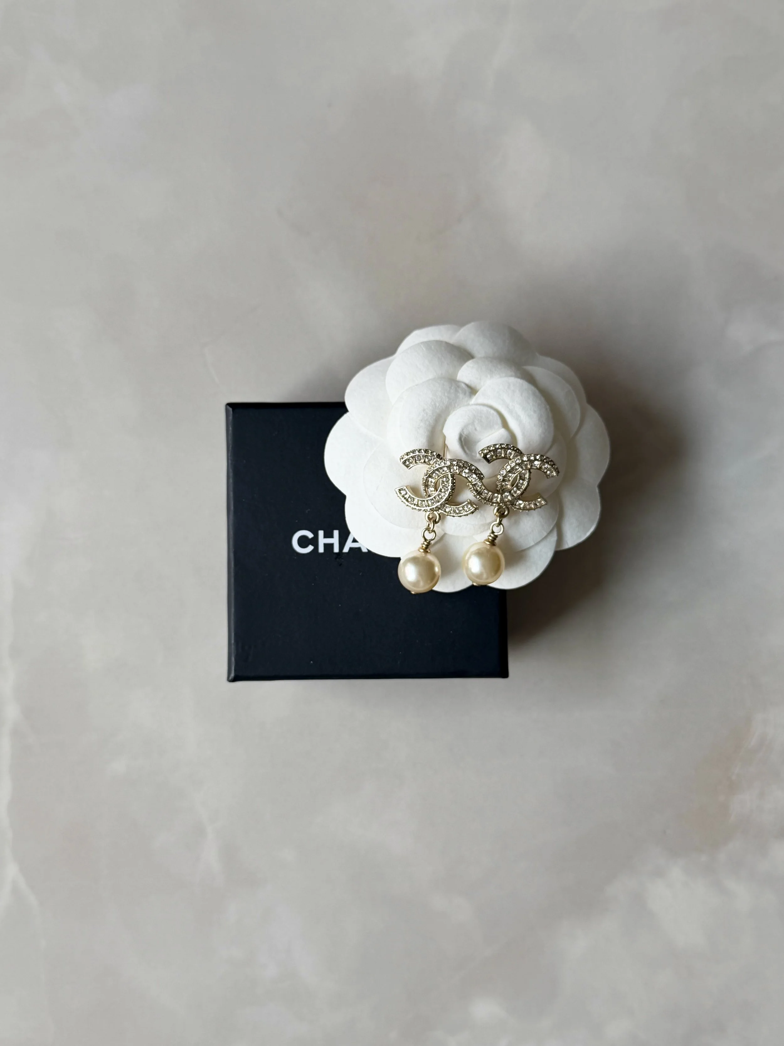 Myynniss&auml;!🤍
Upeat Chanel CC Drop Earrings, Light Gold.
Hinta: 590euroa