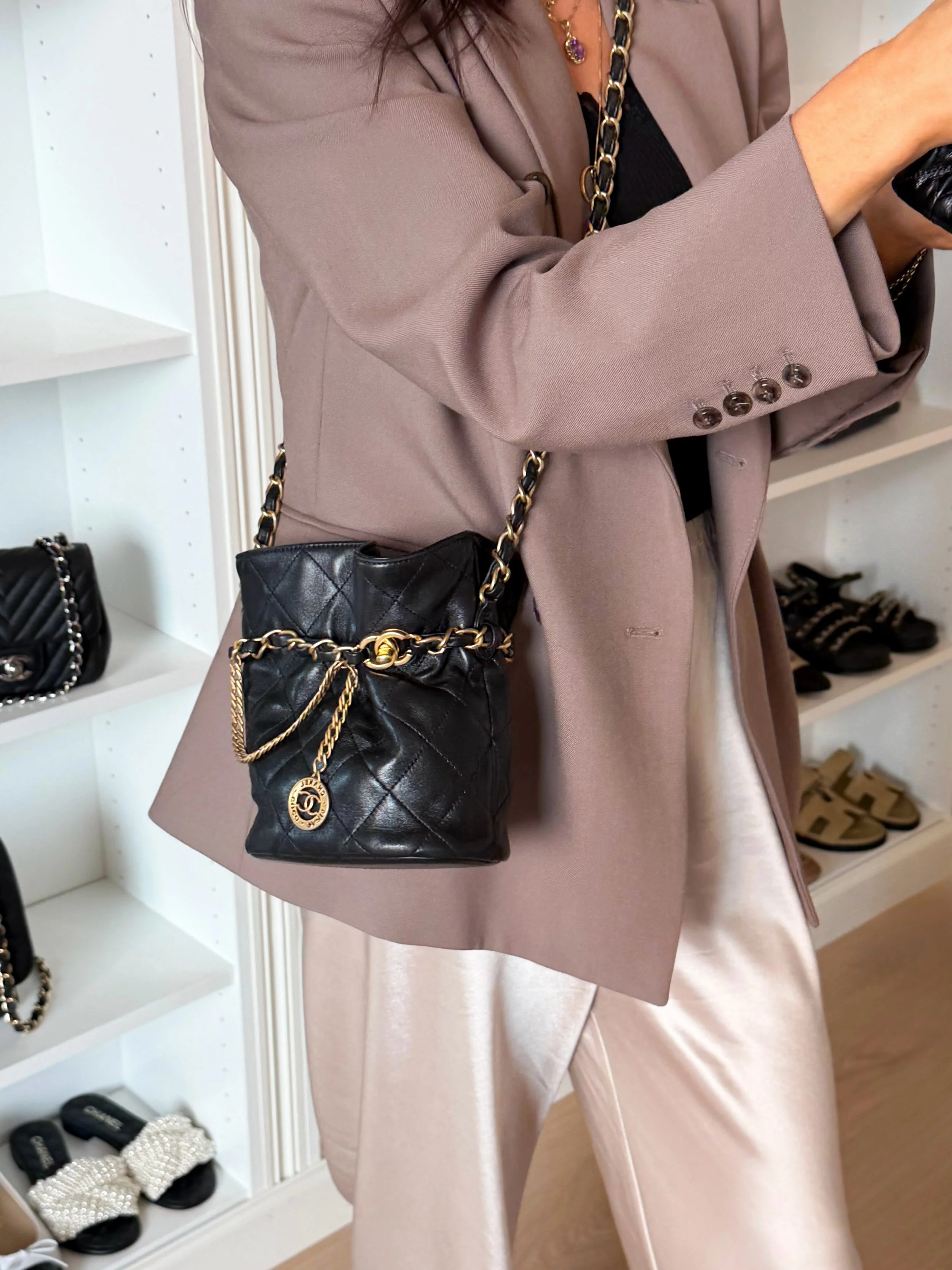 Myynniss&auml;!🖤
Upea Chanel CC Bucket Bag, Black Lambskin + GHW.
Hinta: 3600euroa