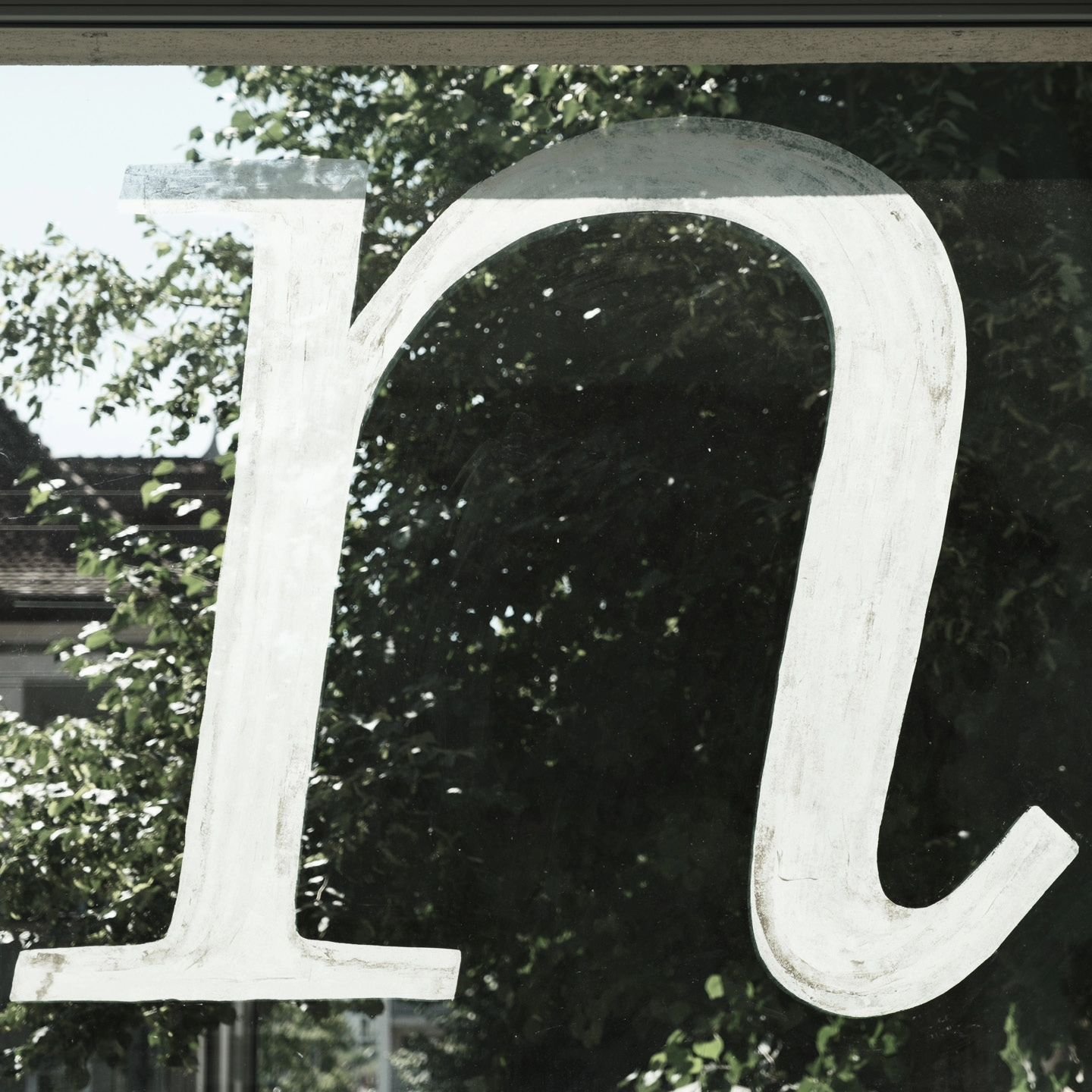 Fen&ecirc;tre sur Sophie Wietlisbach 👀

Durant le mois de juillet, c'est au tour de notre chouette Sophie Wietlisbach d'utiliser la vitrine. Une &eacute;preuve g&eacute;ante pour tester la typographie sur laquelle elle travaille actuellement.

&laqu