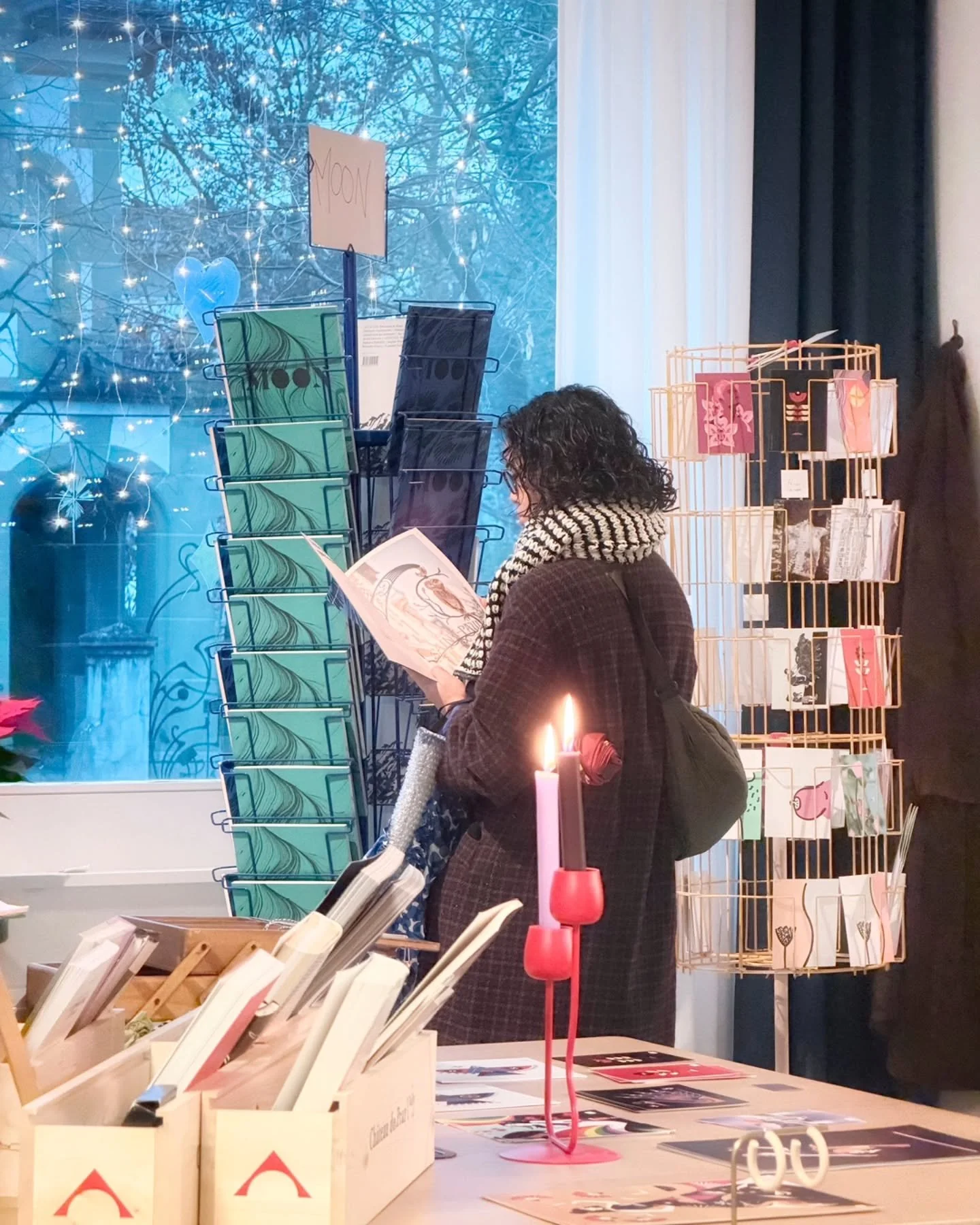 📸🎄🎁 Instants vol&eacute;s durant notre March&eacute; de No&euml;l

Des mercis infinis pour votre pr&eacute;sence et vos achats lors de notre March&eacute; de No&euml;l le 30 novembre dernier, vous &eacute;tiez si nombreuses&middot;x et nombreux. C