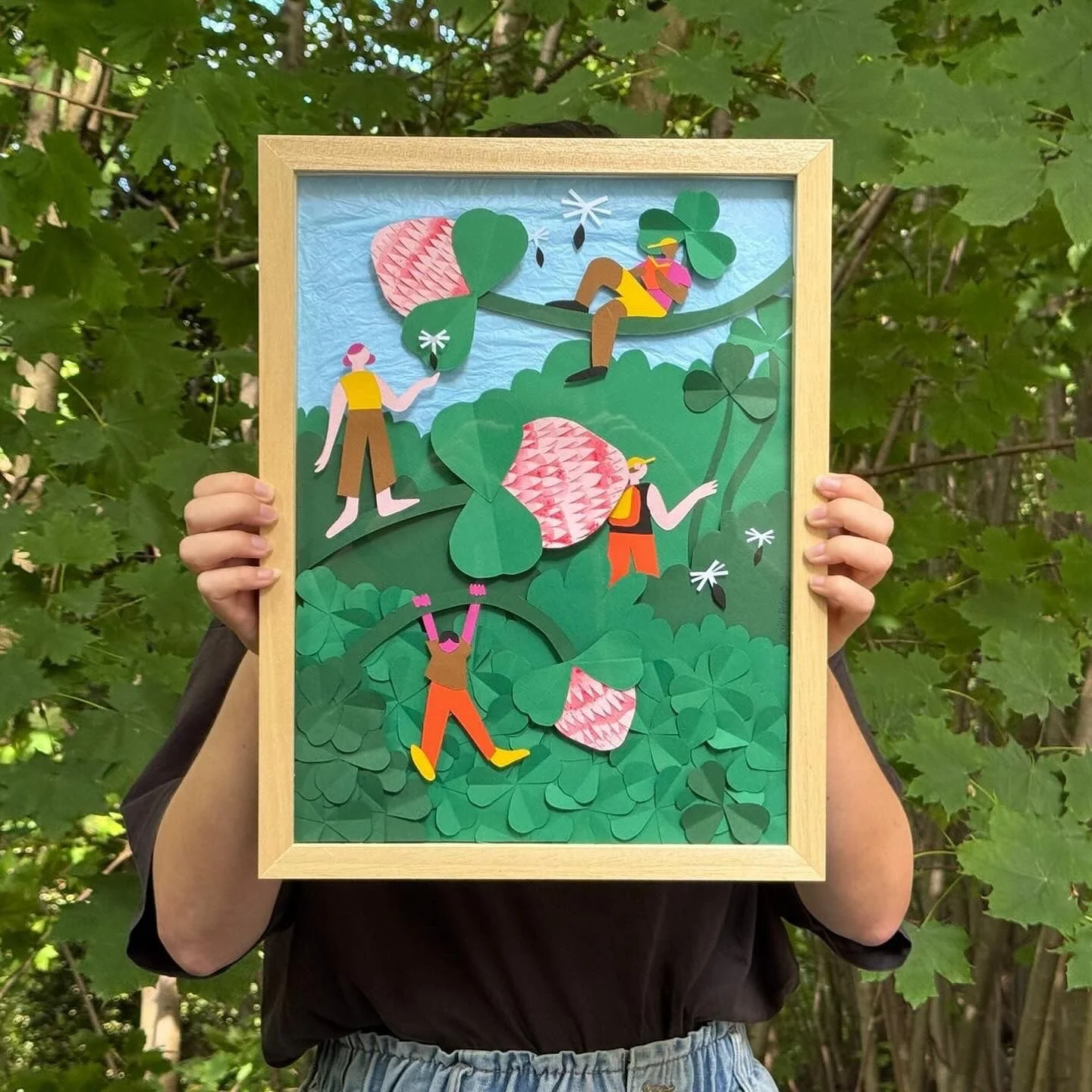 🏠 Exposition Destination Maison - Pr&eacute;sentation des &oelig;uvres 

🍀 Quatre feuilles - Mich&egrave;le Reymond
Vous marchez dans la rue.
La journ&eacute;e a &eacute;t&eacute; longue, votre pas est lourd.
Les yeux riv&eacute;s au trottoir, un &