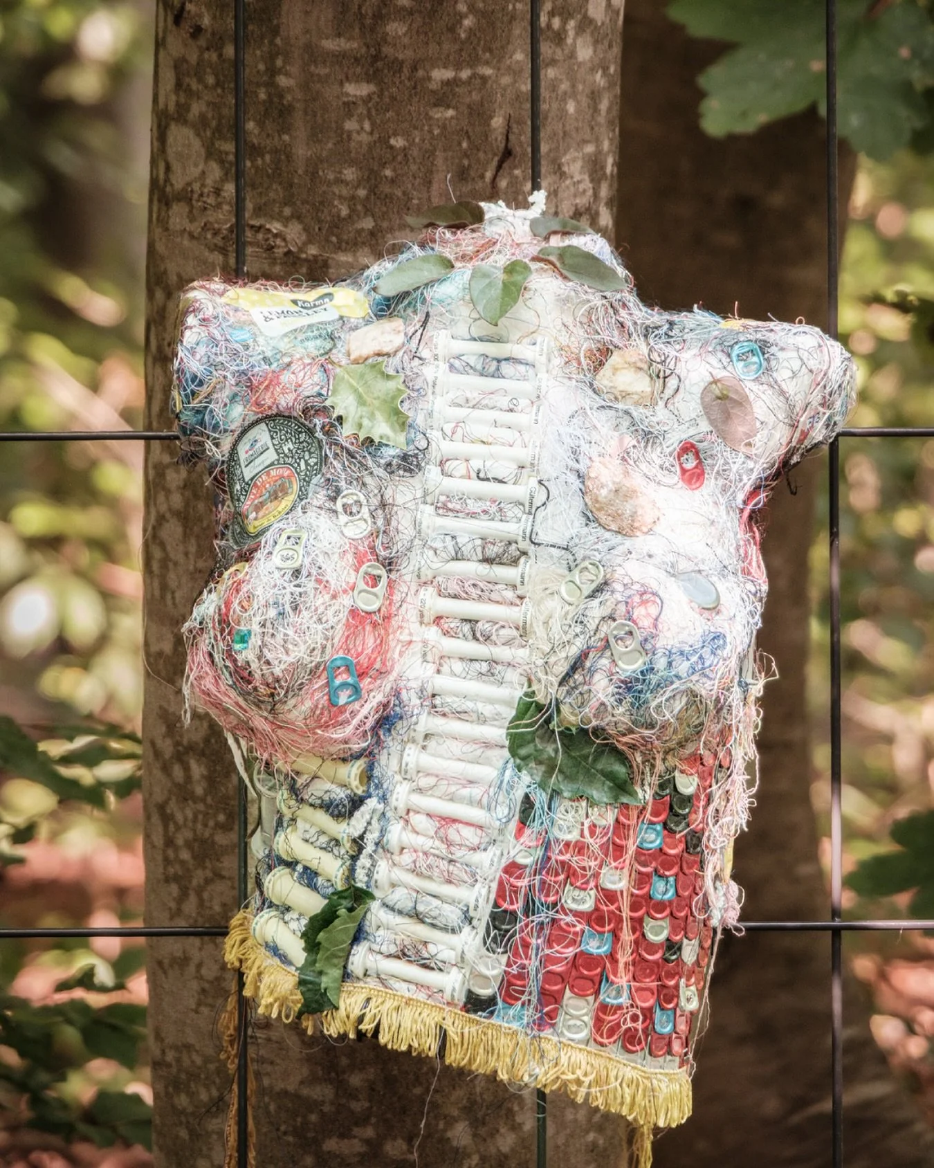 🏠 Exposition Destination Maison - Pr&eacute;sentation des &oelig;uvres 

🪡 Au Fil du voyage - Naomi Purro
Que nous murmurent le mouvement hypnotique de la Sarine, fil d&rsquo;eau traversant notre paysage, les &eacute;cailles chatoyantes du dragon d