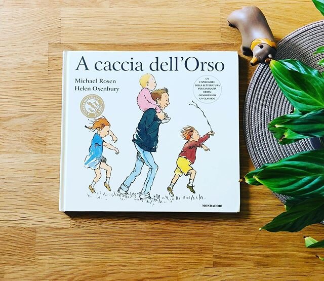 A caccia dell&rsquo;orso andiamo, di un orso grande e grosso ma che bella giornata, paura non abbiamo! 
Uno dei nostri libri preferiti! 
E&rsquo; un libro che ho voluto fortemente che Caterina conoscesse. Un esperienza fuori dall&rsquo;ordinario narr