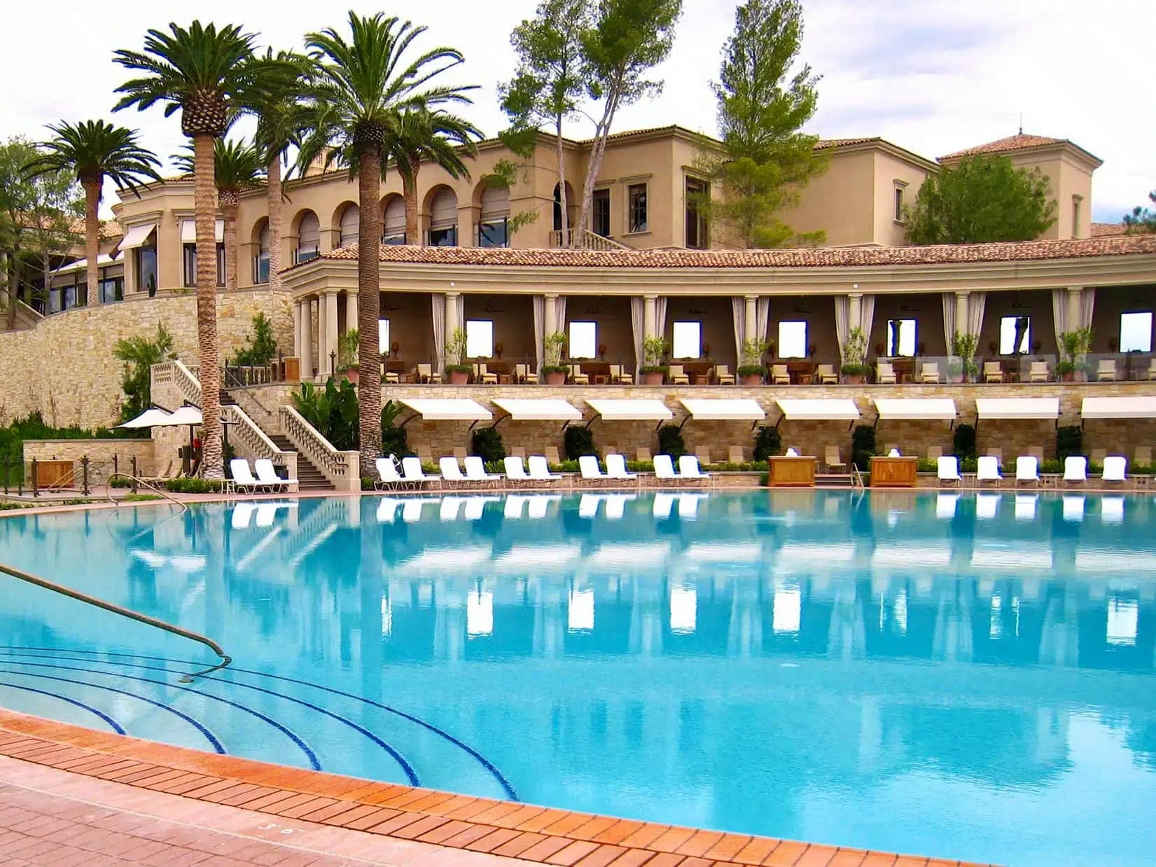 Romantic-resort-Pelican-Hill.jpg