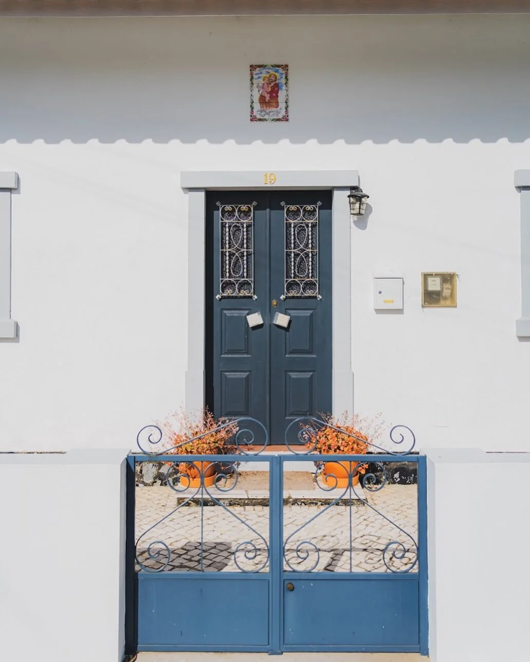 Friends! We are ready for you to visit and stay at the FarmHouse ❤️! For bookings head to the website 👆🏽We are taking bookings until December 2021. We can&rsquo;t wait for you to visit! Please share with friends and family! We want to share this ma