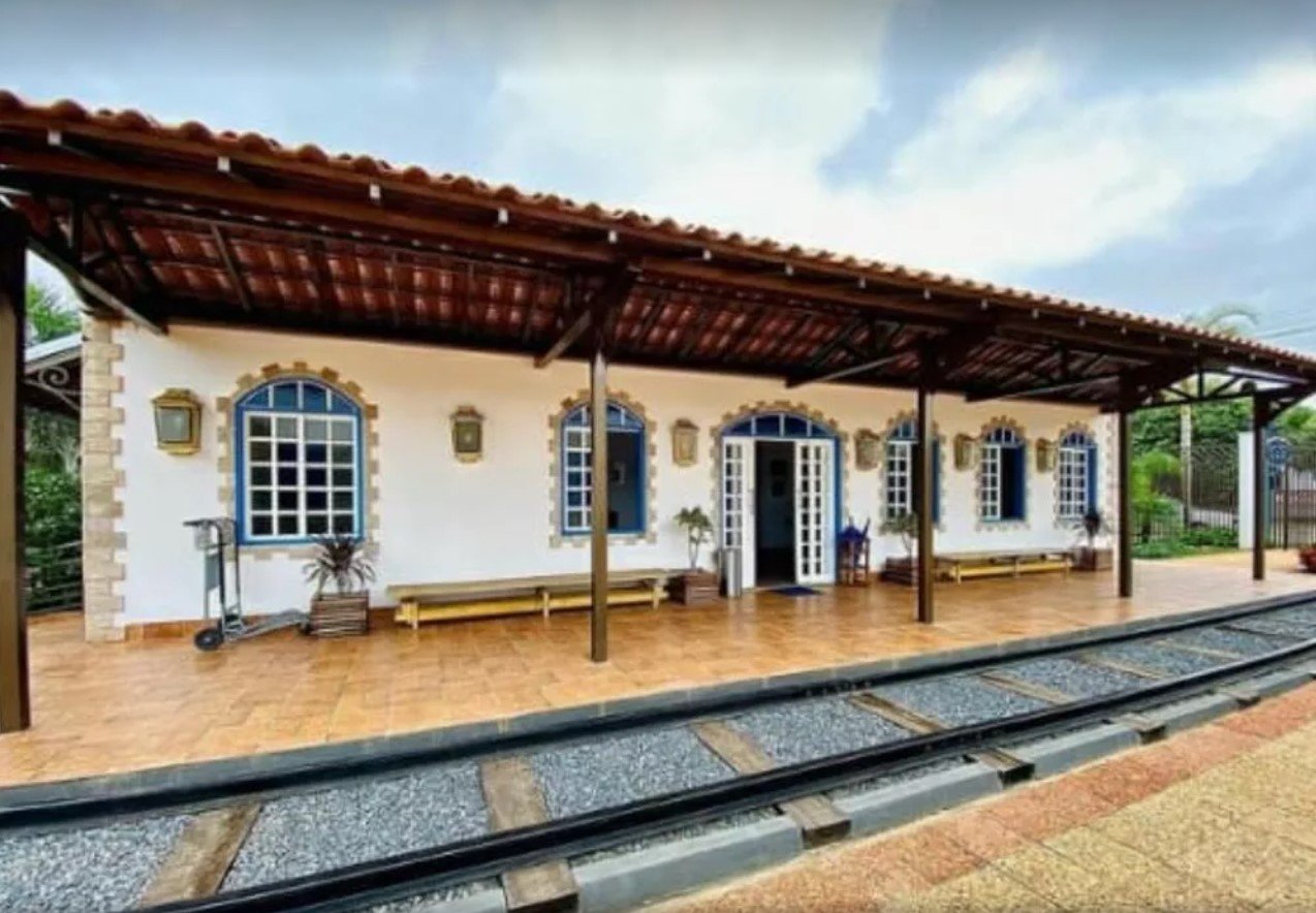 Pousada em Bonito mostra história e arte do Brasil com 'estação de trem', coreto e 'quartos de imperadores'