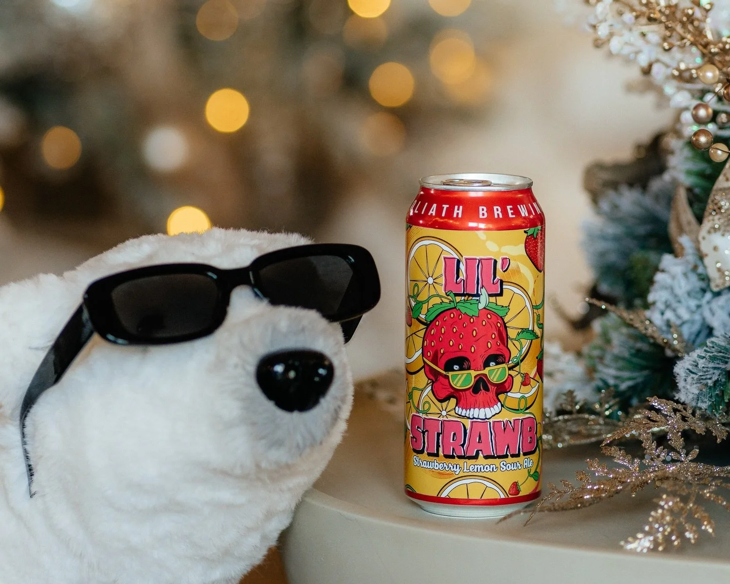 How do you winter? For us, we like to make the holiday season a lil&rsquo; more special with a Lil&rsquo; Strawb in hand! 🍓🍋 

@drekkerbrewing
