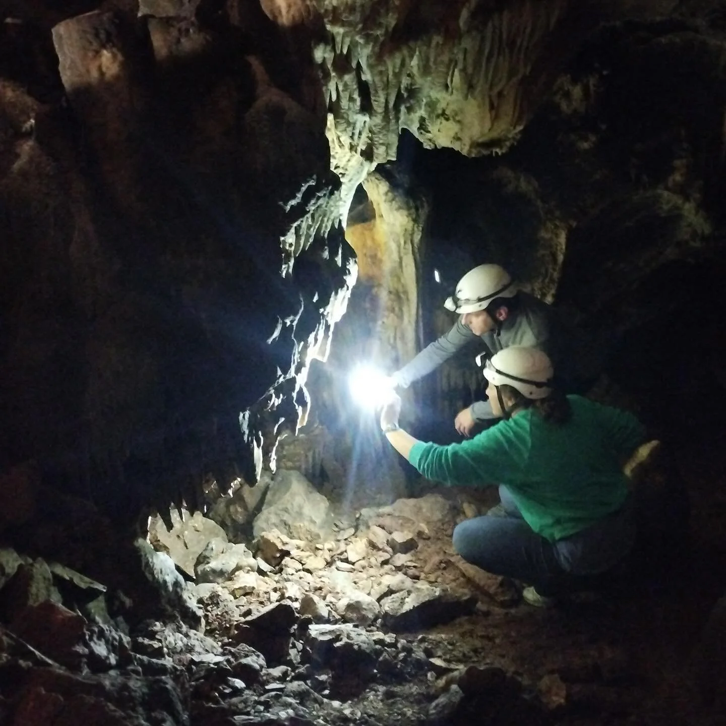 Ochre Research. Incredible nine days  researching with @lydiavpyne for her next book,  a deep time history of ochre. Our focus was ochre use in the Paleolithic, particularly art, but also in other contexts.

Our research included visiting deposits of