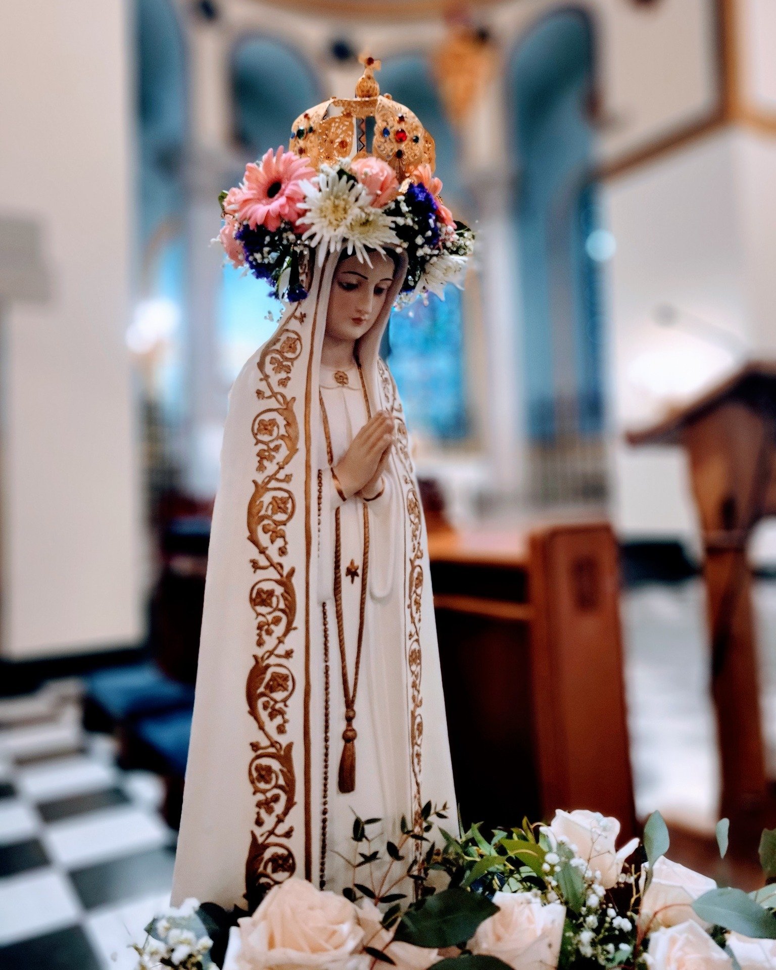 A belated Happy Mother's Day! 
Here at SMR we celebrated in style, crowning the Blessed Mother, consecration to Jesus through Mary, carnations, and fellowship. We are so grateful for the special feminine touch only a mother can provide. And especiall