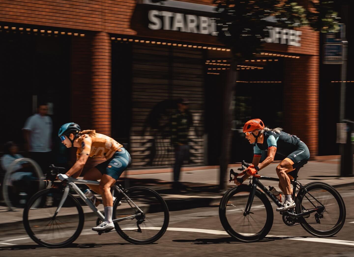 We want you to race with us next season! Join @haleyontologist and @stinisol on a recruitment ride THIS Saturday, October 7th. Meet at Huckleberry Bicycles at 9am for ☕️ and 🍩 before we roll out for a 🌴 Paradise Loop 🌴 at 9:30. 
📷 @pamo.gif