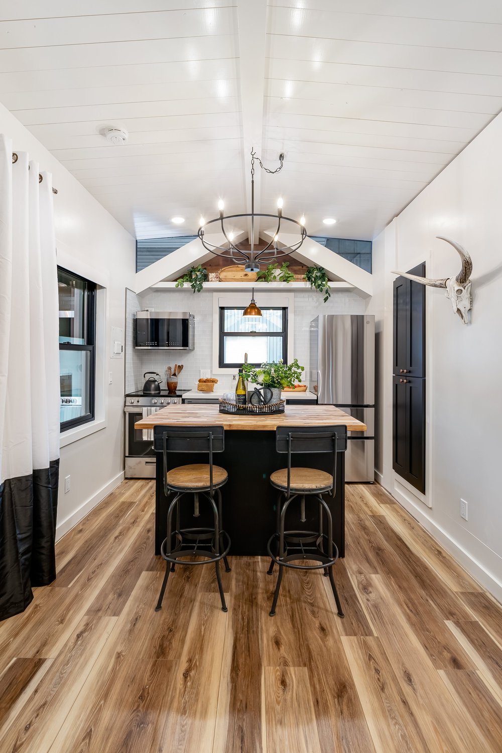 Light Hardwood in Tiny Home: Stylish Space-Saving Solutions