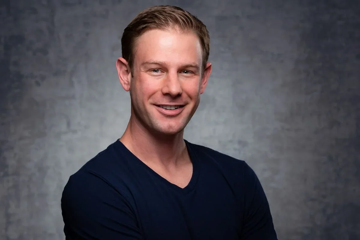 How to Pose for a Good Headshot: Natural Poses