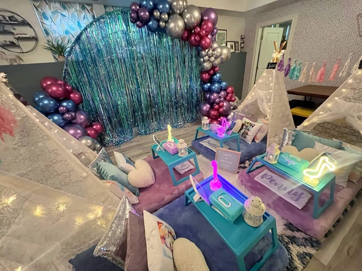 Swifty DREAM NIGHT with balloon backdrop made by the fabulous @balloonbabyph 🩷💜🩵
.
.
.
.

#taylorswift #taylorswifterastour #swifties #traviskelce #taylorswiftparty #dreamnightsslumberparties #dreamnightsslumberparty #sleepoverteepees #sleepoverte