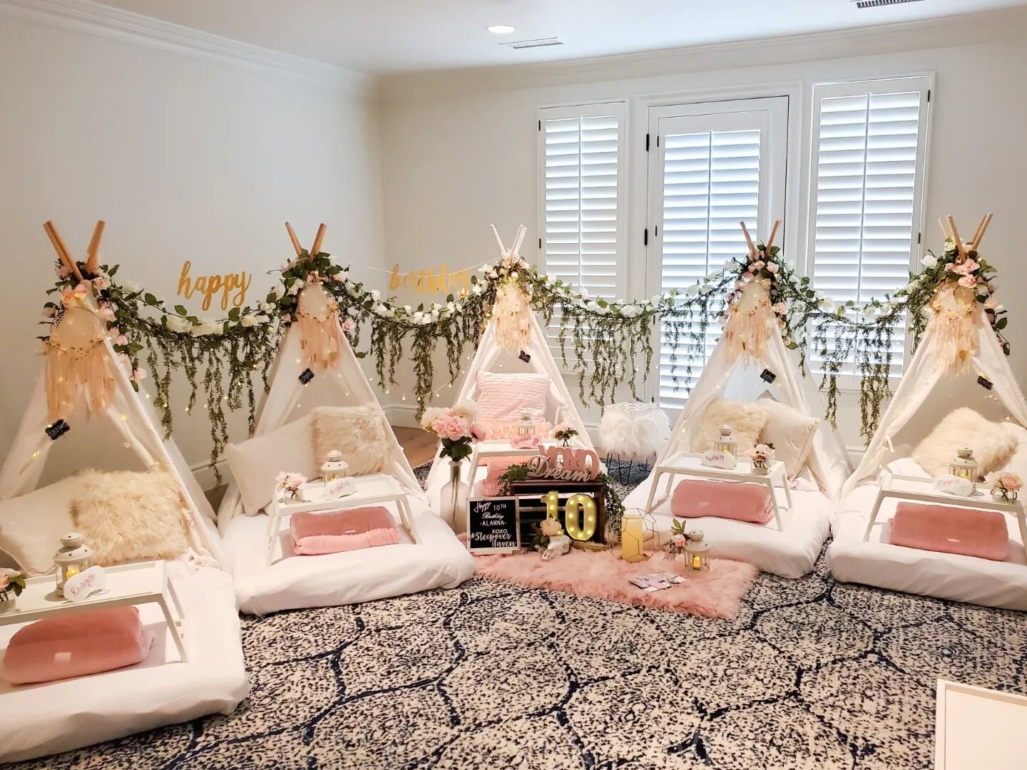 This was Last weekends setup for Alanna ♡ She had a wonderful Sleepover and we were so happy to hear it! 

This is our Boho Chic with a Touch of Pink theme but this mama chose to use the dream catchers in this theme ♡ she also went all out with our L